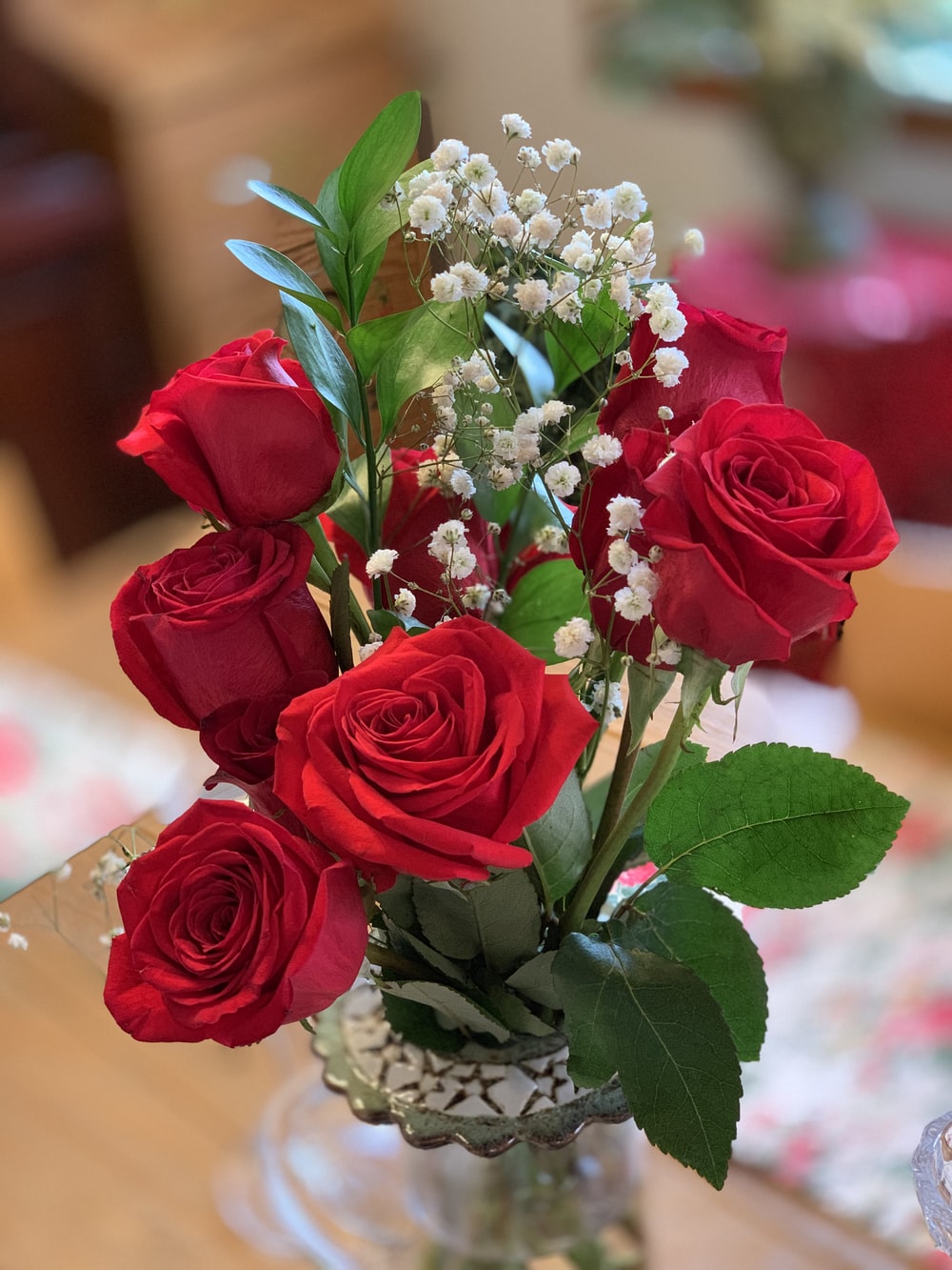 عکس جدید HD از گلدان رز قرمز در فضای دلنشین خانه 
