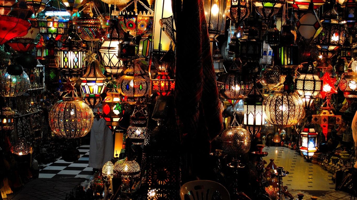 دانلود تصویر هنری از چراغ های رنگی سنتی در مراکش