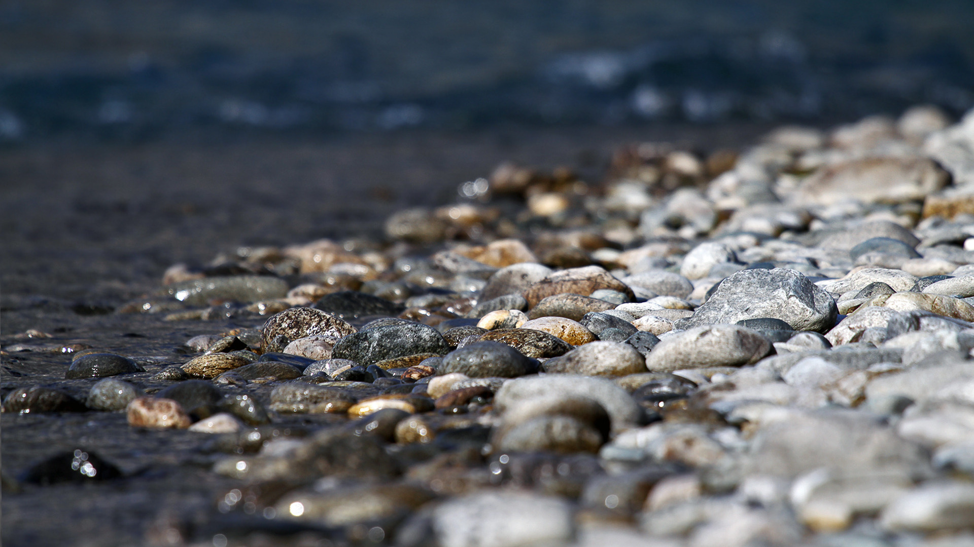 بک گراند زیبا از سنگ های کنار آب با کیفیت فوق العاده 