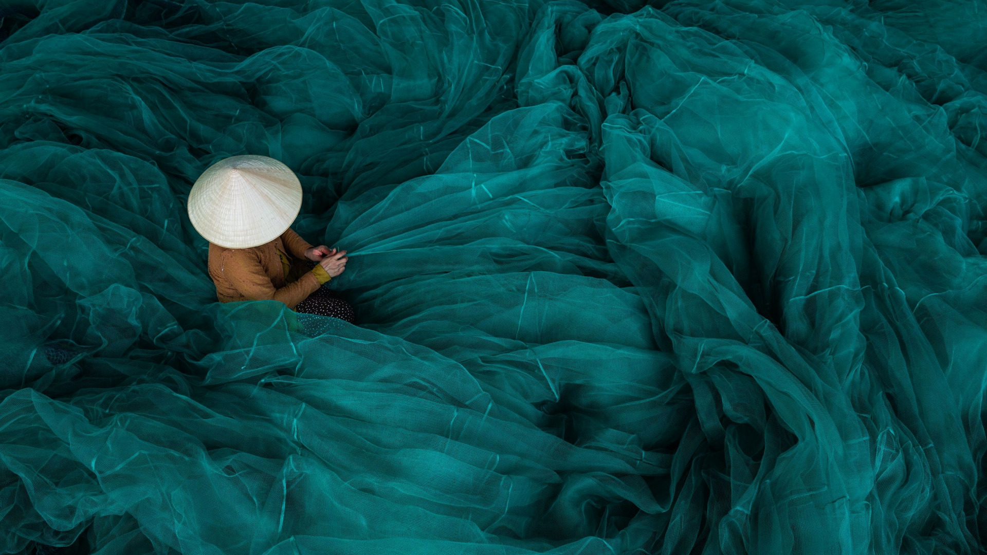 عکس هنری خارق العاده زن میان پارچه سبز آبی خاص