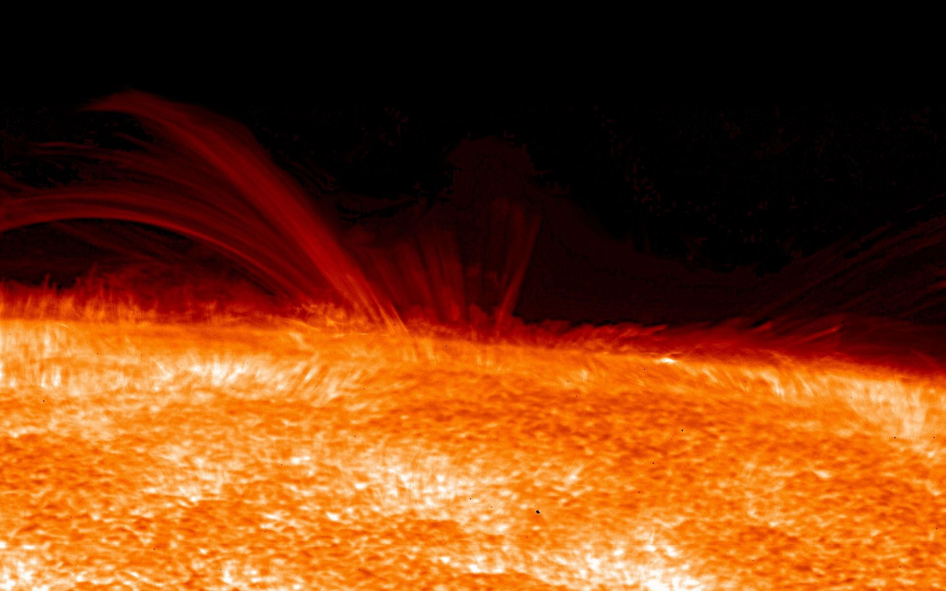 تشعشعات داغ و نورانی ستاره خورشید در یک نمای HD 