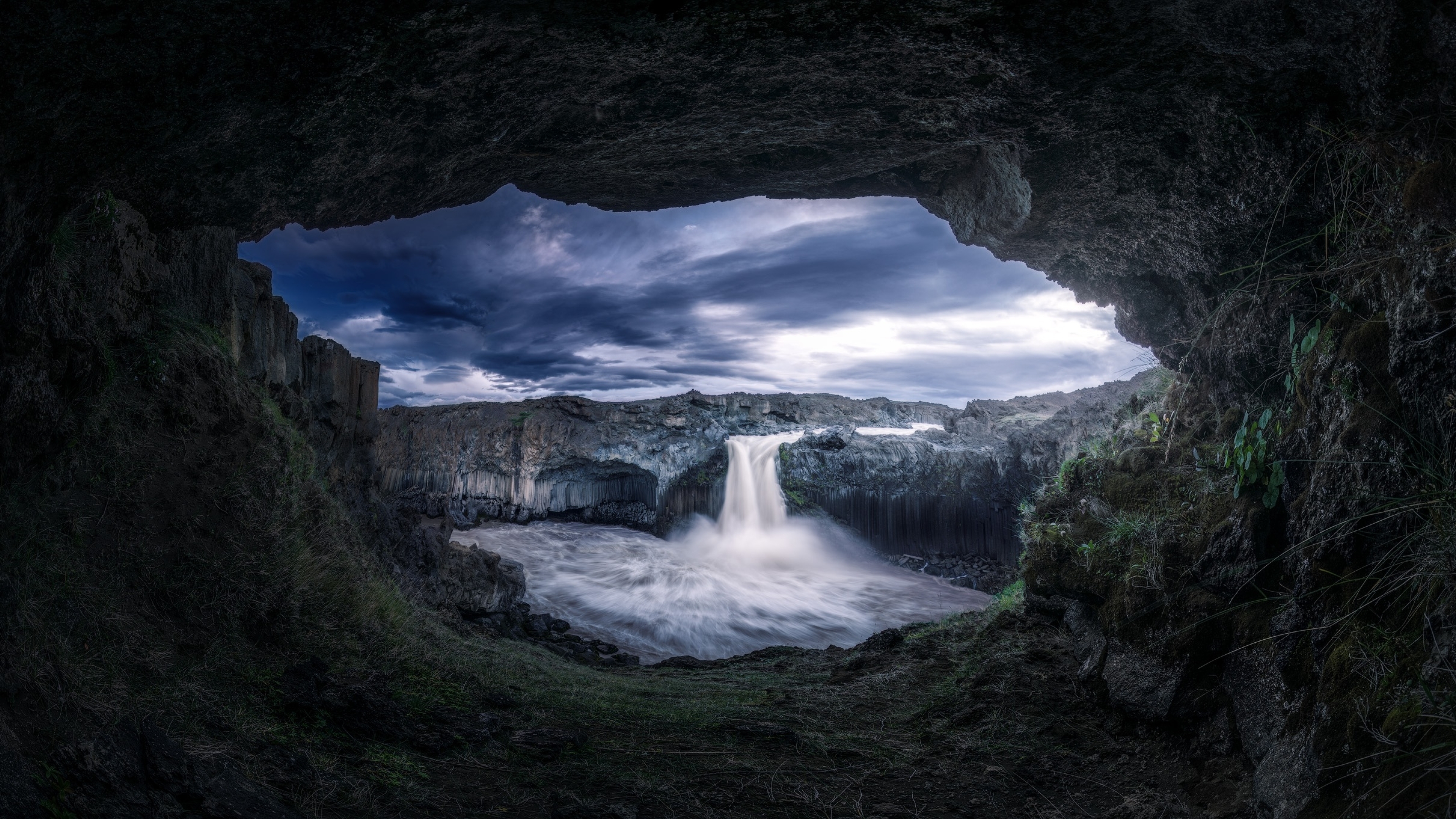 دانلود عکس حرفه ای طبیعت زیبا واقعی منظره آبشار از درون غار