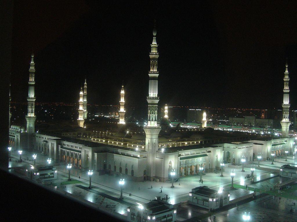 عکس استوک درخشان مسجد النبی در شب 2023