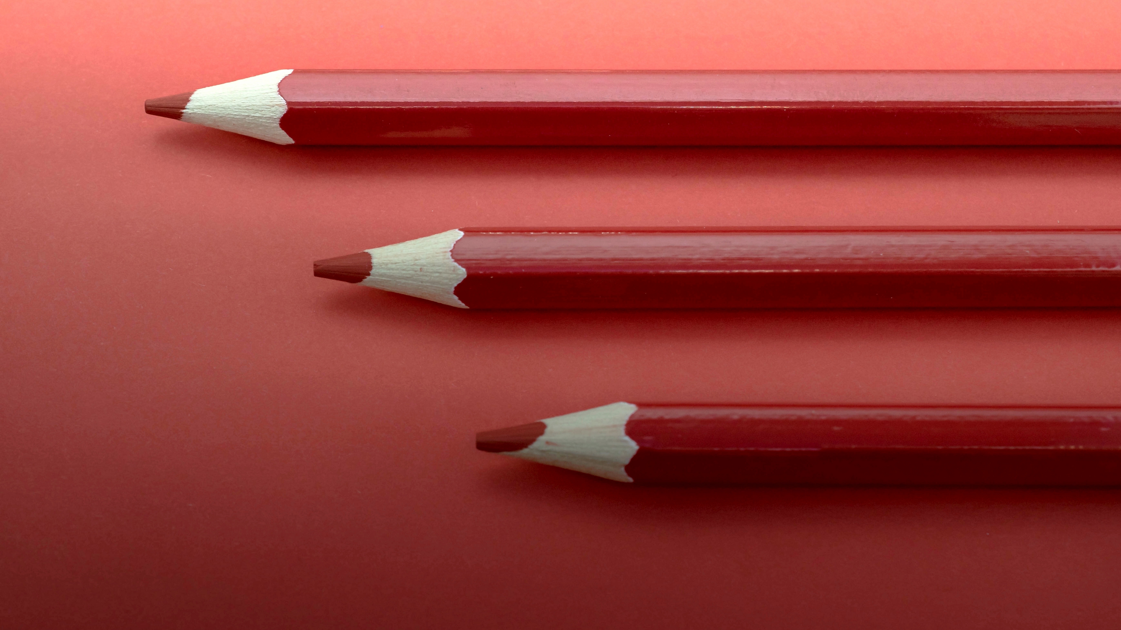 تصویر سه مداد قرمز رنگ برای ویندوز 12 پر طرفدار