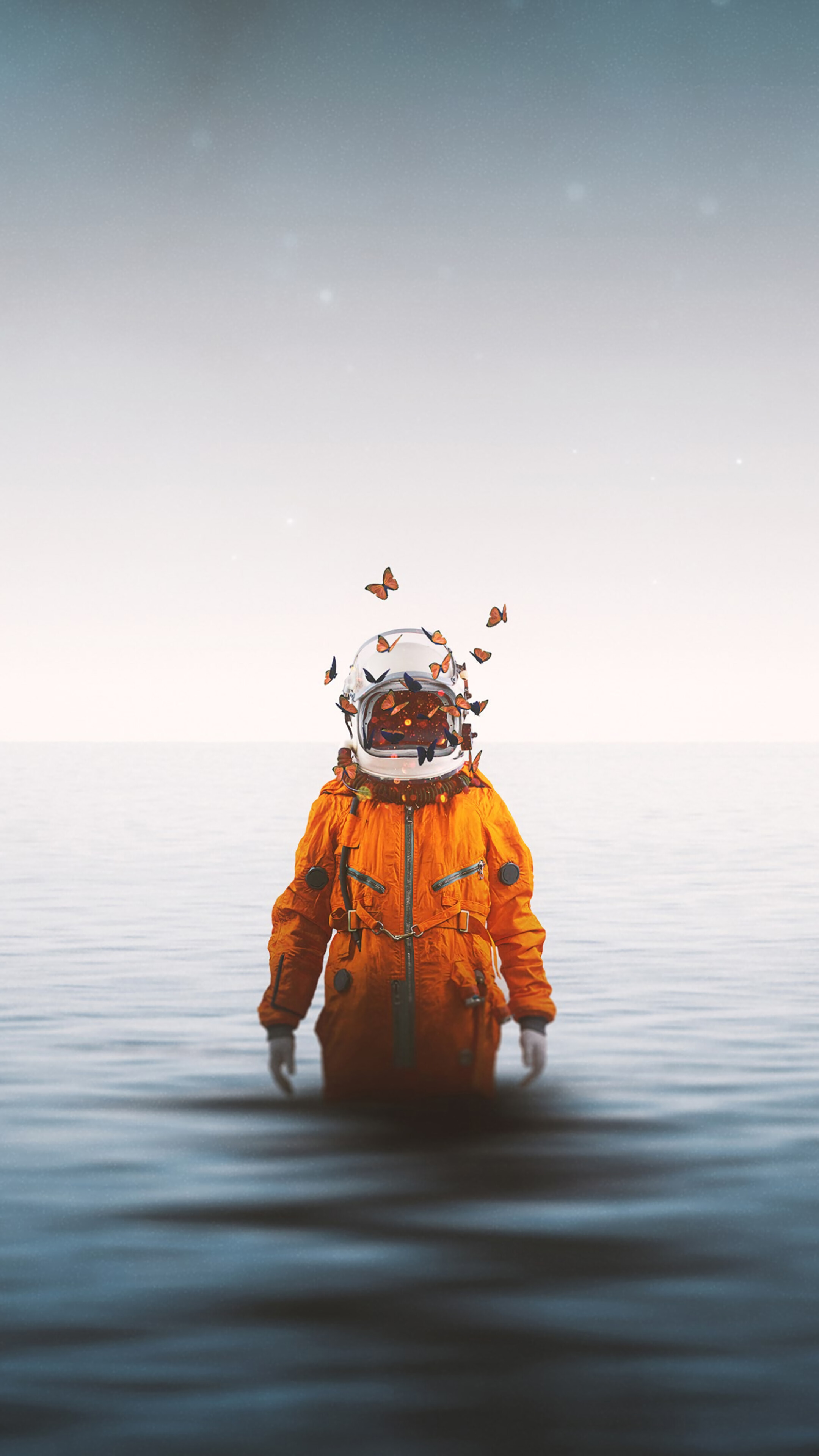 عکس مفهومی بسیار زیبا با طرح فضانورد و پروانه های نارنجی درون آب دریا