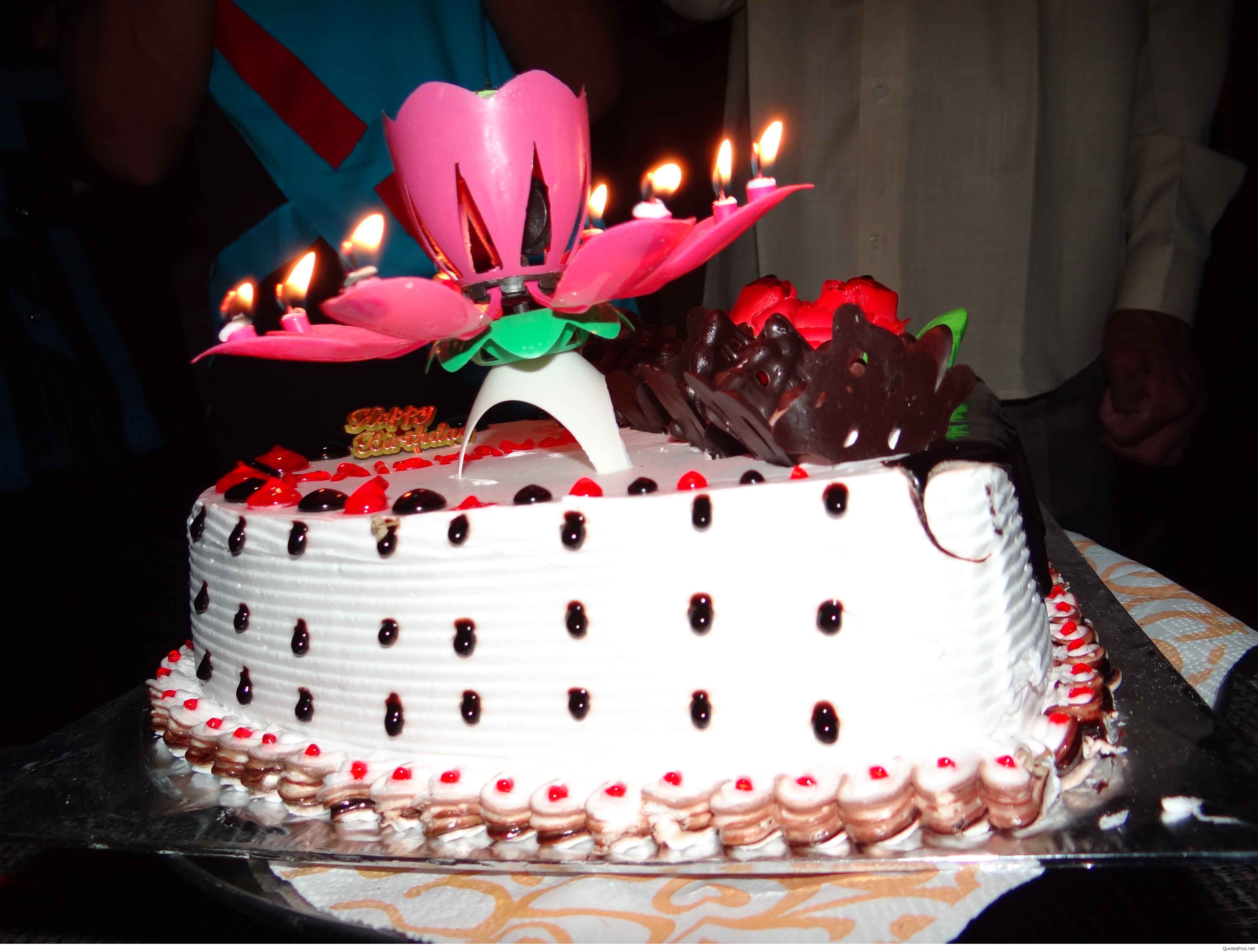 تصویر کیک تولد شیک با شمع بازشو صورتی با کیفیت عالی