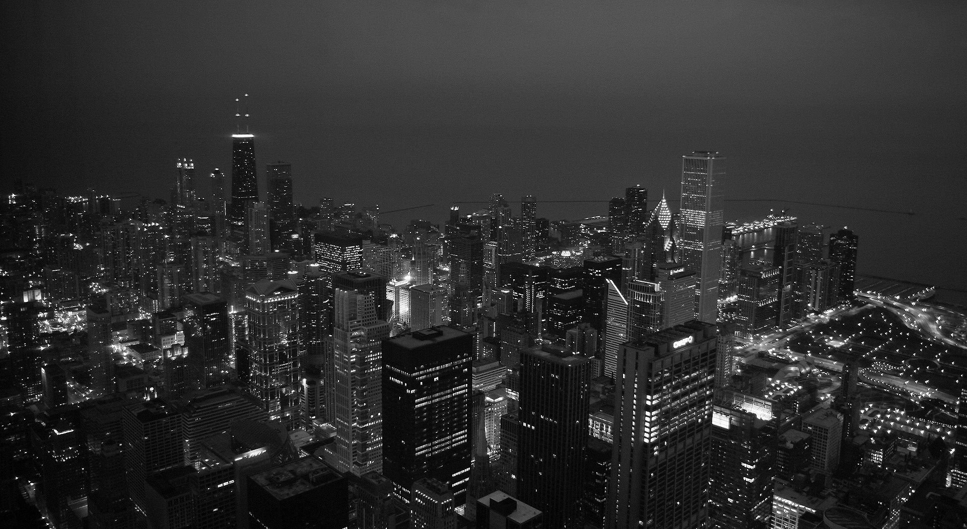 داغ ترین تصویر زمینه 4K لپتاپ با طرح شهر سیاه و سفید