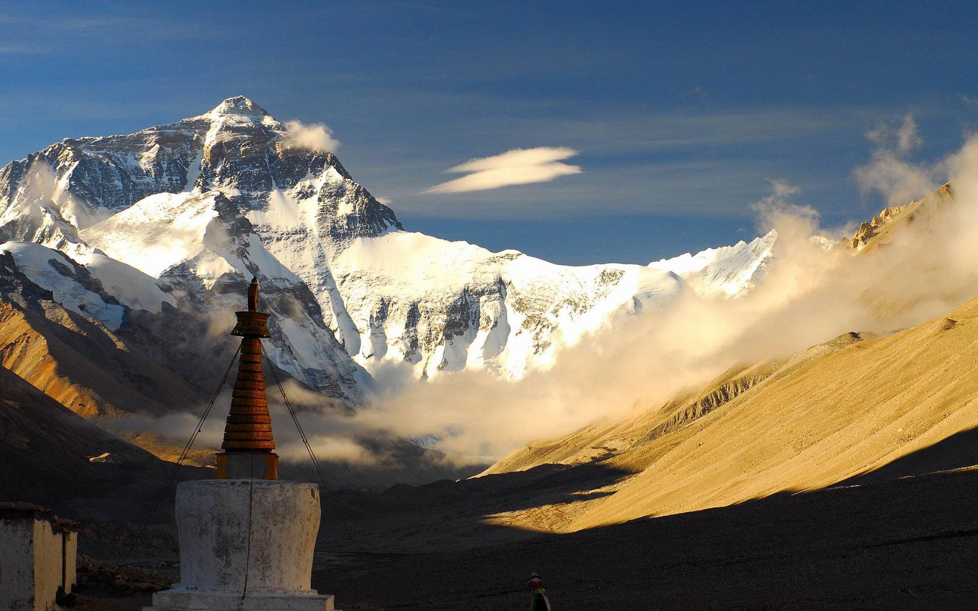 تصویر معبد کوچک با پایه سیمانی در کوه های برفی تبت