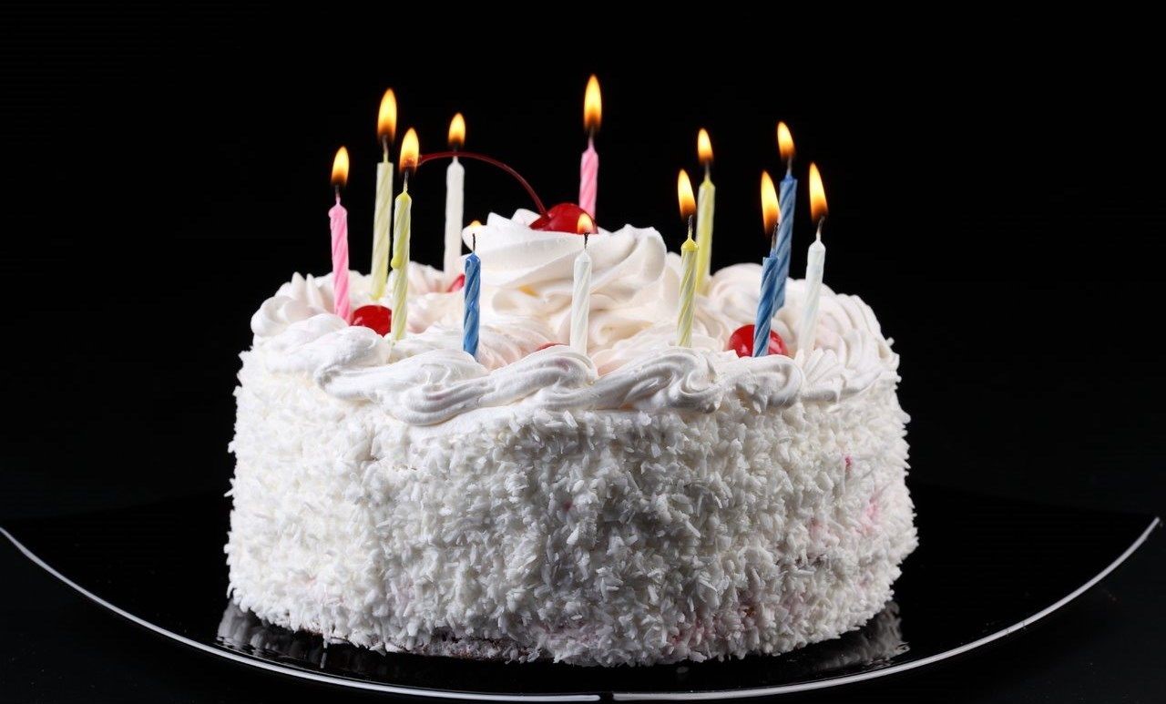 جدید ترین تصویر کیک تولد سفید با شمع روشن برای کلیپ 4K
