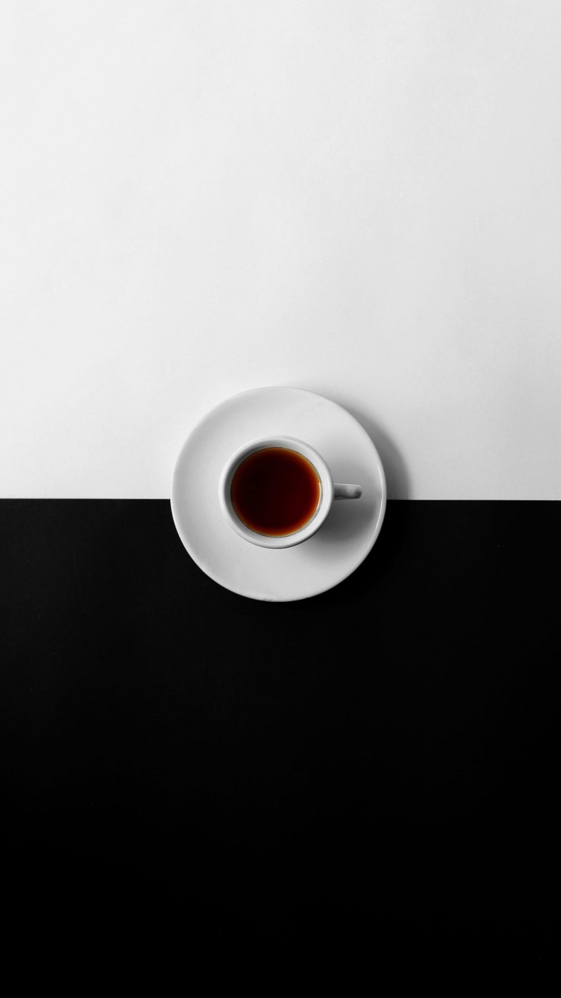 فنجان قهوه شیک روی صفحه سیاه سفید برای Instagram