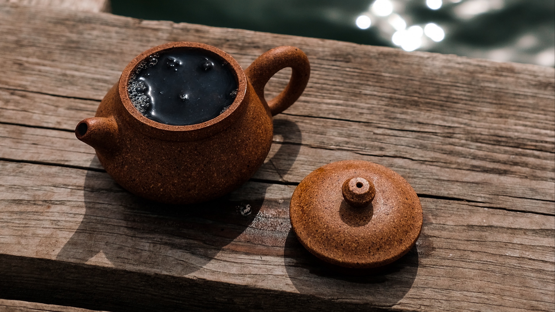 عکس استوک قشنگ چای درون قوری سنتی سنگی 