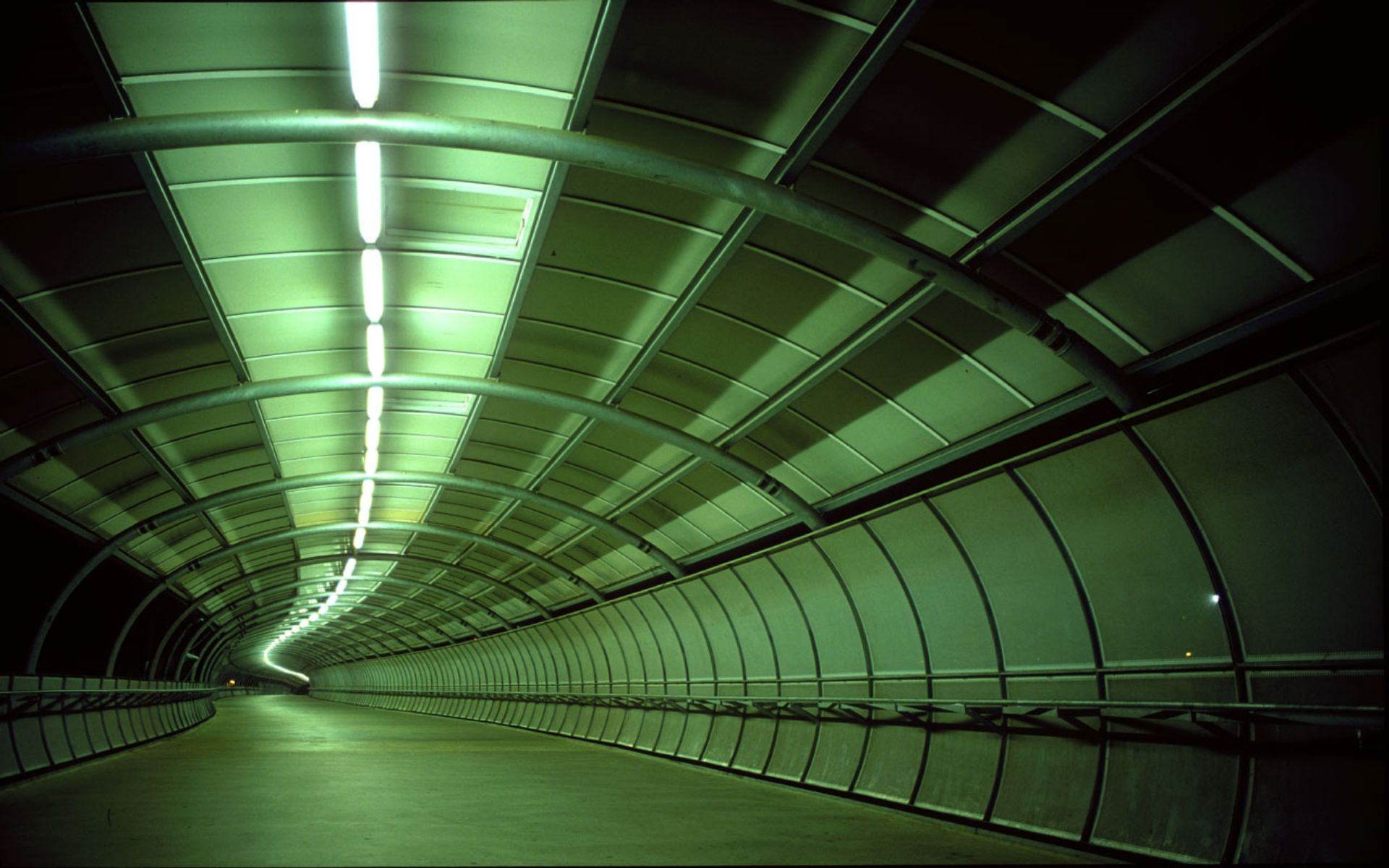 عکس تونل زیرزمینی طویل مستحکم با تم رنگی سبز نورانی