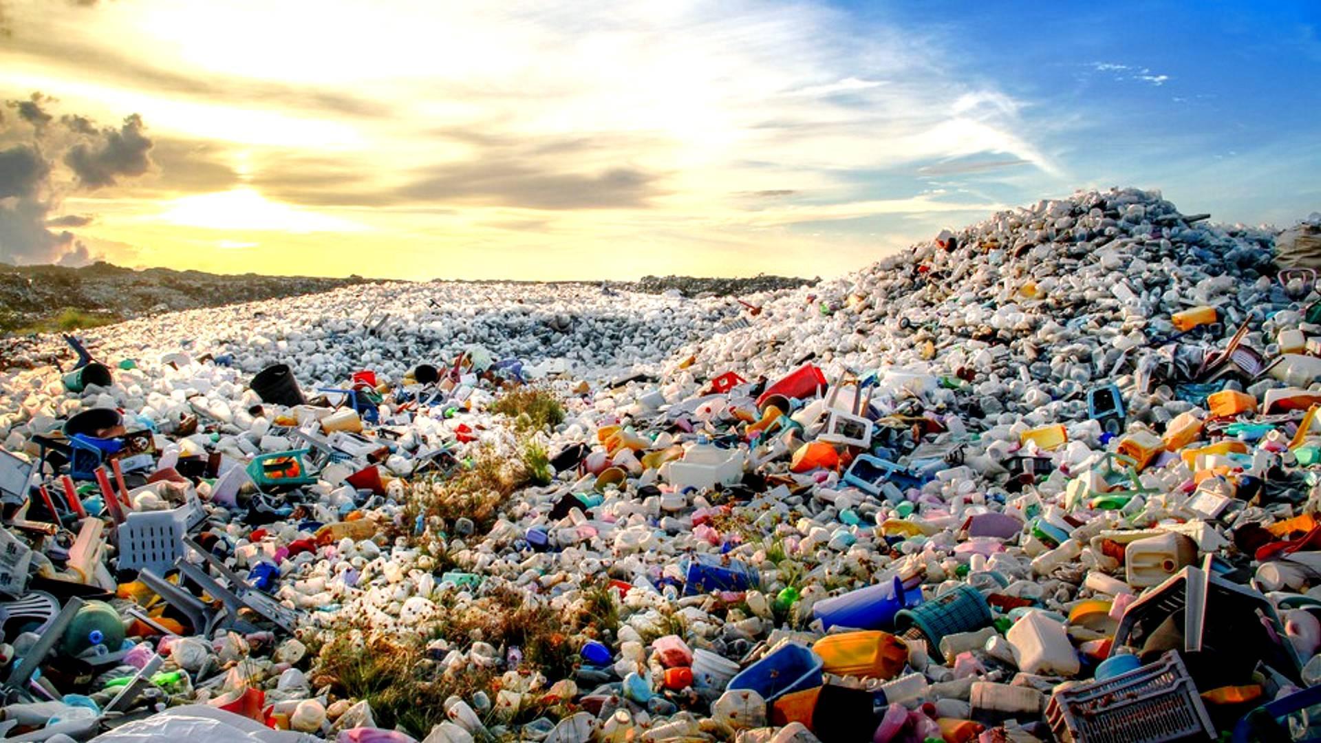 عکس ایجاد کوه های زباله عظیم و خطرناک توسط انسان ها 2023