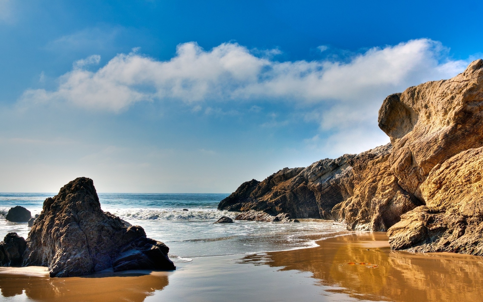 ساحل صخره‌ای بی‌ نظیر دریا در یک نمای هنری خوشرنگ