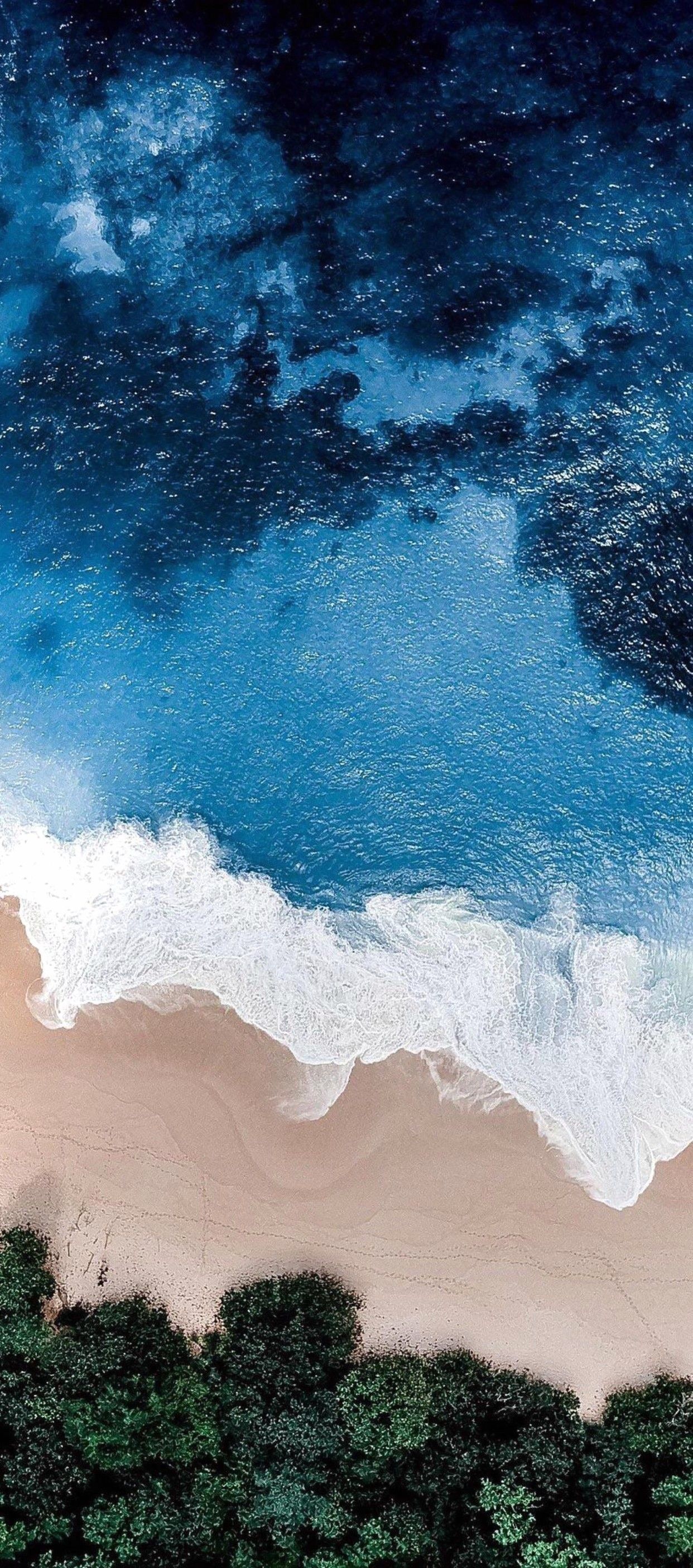 نقاشی چشم نواز دریا آبی رنگ از بالا به عنوان زمینه Xiaomi