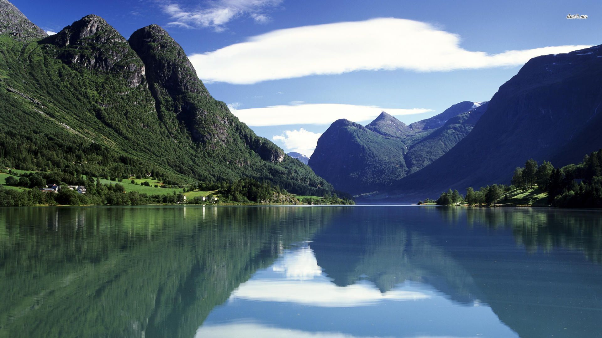منظره شگفت انگیز دریاچه و کوهستان کنار هم در اسکاندیناوی	