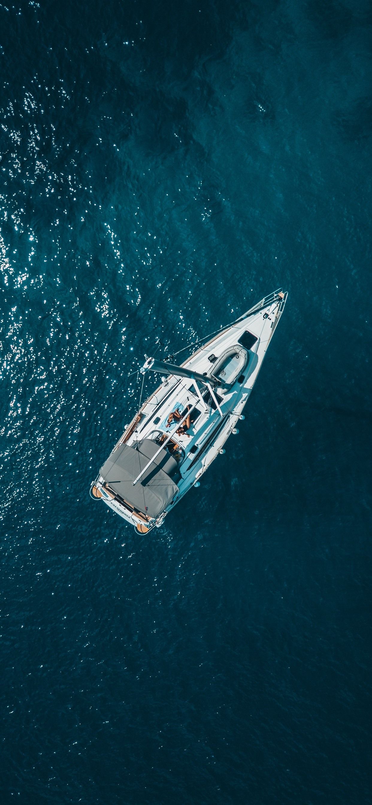 عکس قایق تفریحی زیبا و لوکس سفید از بالا به عنوان والپیپر IOS