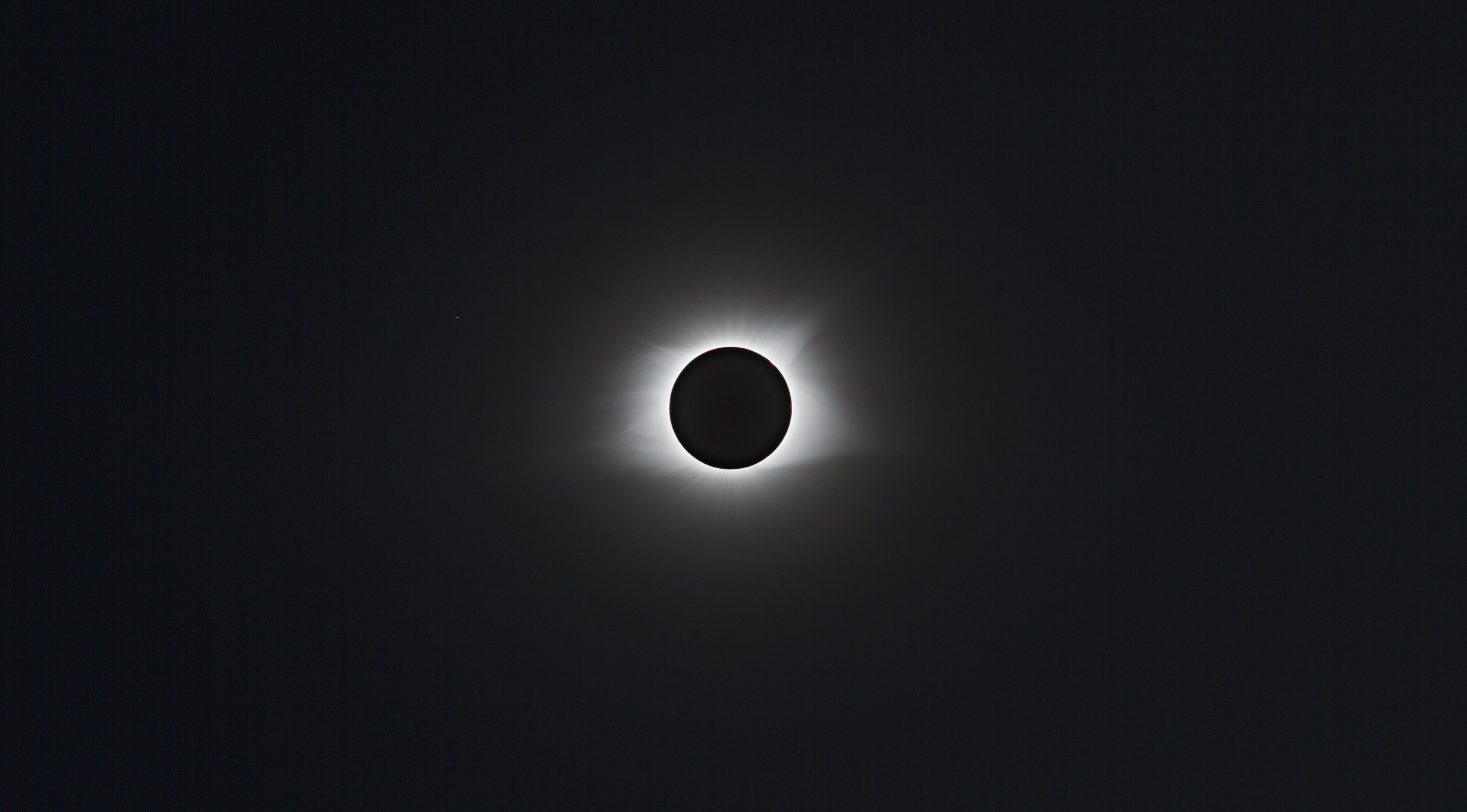 عکس واقعی خورشیدگرفتگی با زمینه سیاه برای تحقیق HD
