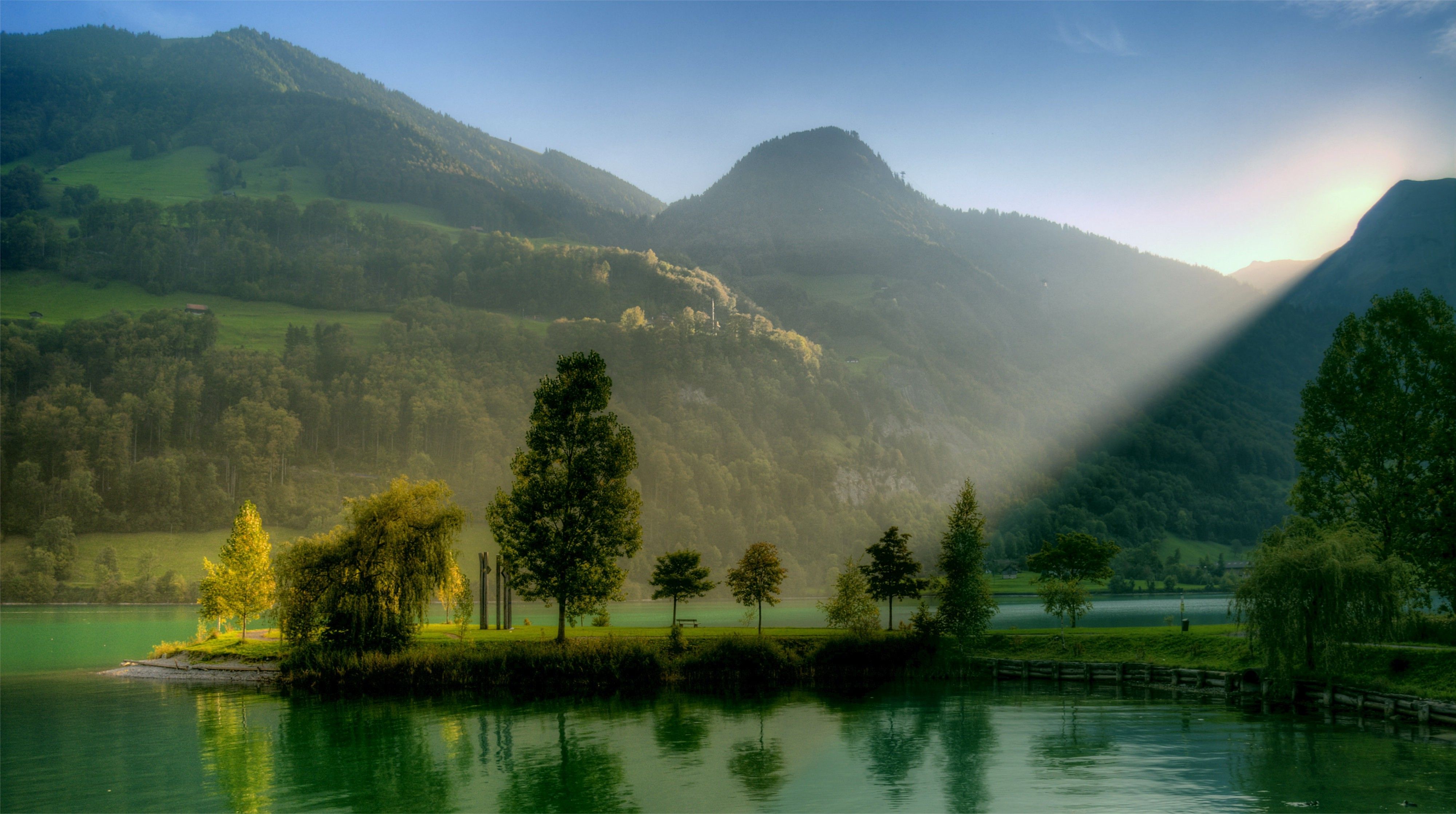 عکس آرام بخش دریاچه ی زیبا در طبیعت سوئیس