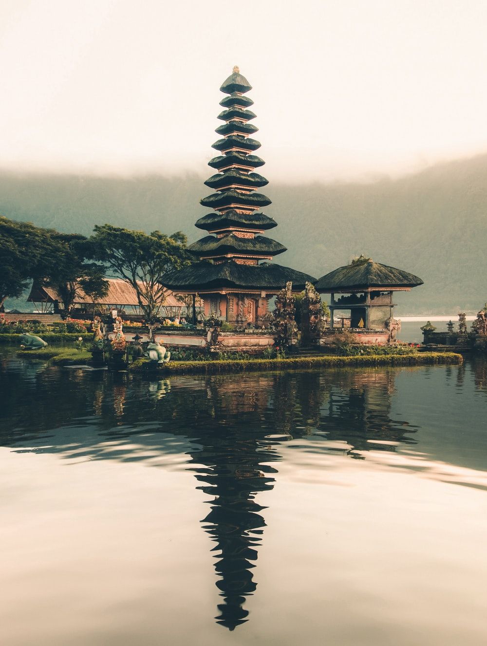 عکس جالب یک معبد در جزیره بالی اندونزی با کیفیت 4k