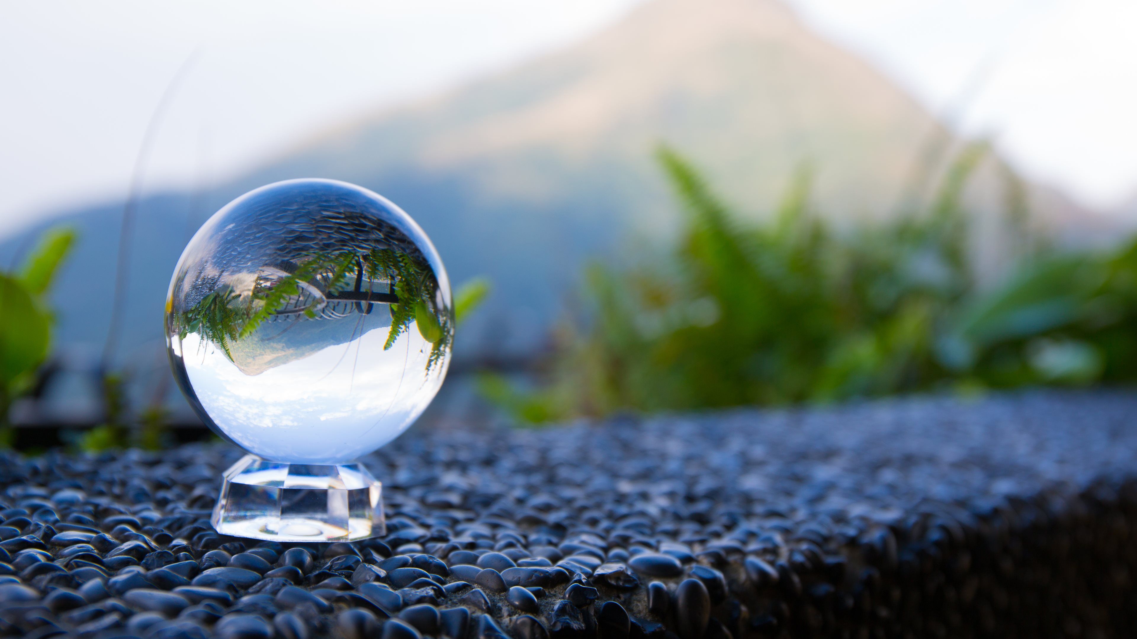  تصویر گوی شیشه ای شفاف روی سنگ ریزه در طبیعت با کیفیت hd