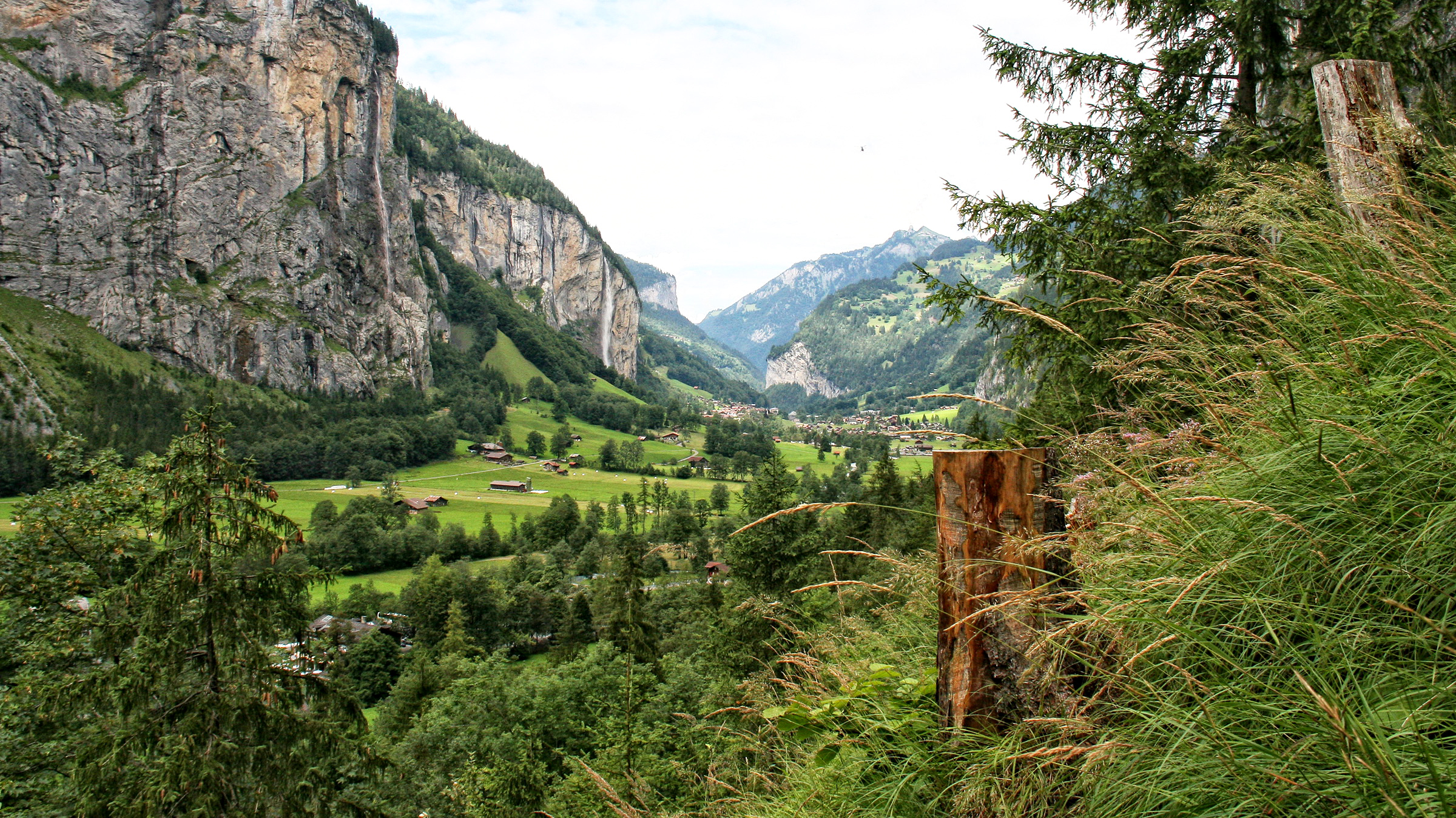 تصویر دهکده زیبای کوهستانی از بالا با طبیعت سبز شگفت انگیز