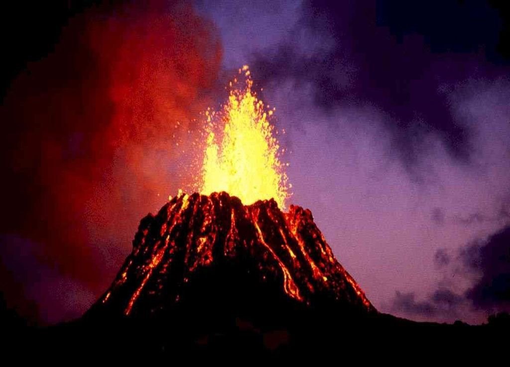 عکس زمینه کوه آتشفشان بزرگ و خطرناک برای دسکتاپ کامپیوتر