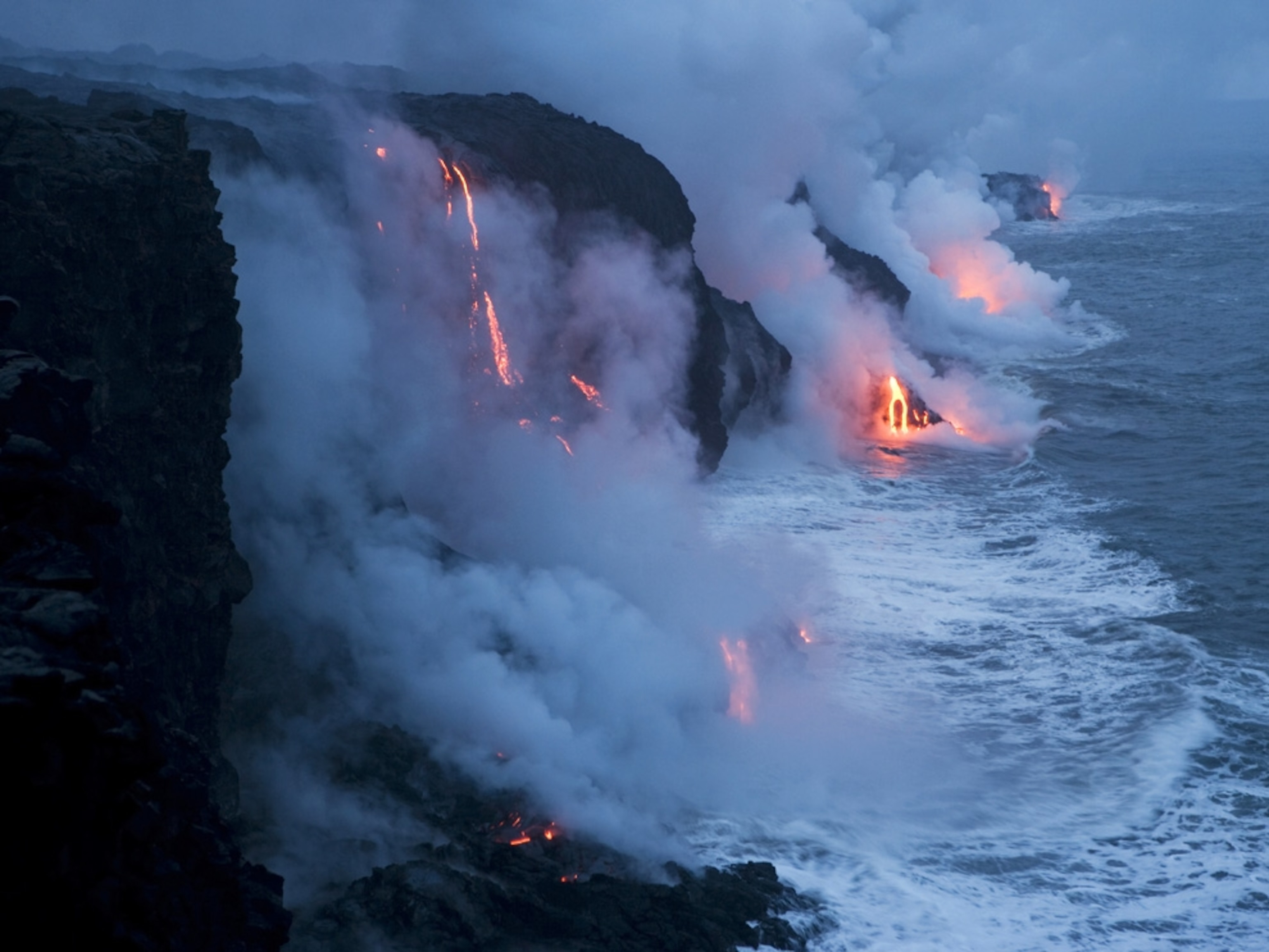 عکس جالب ورود دود و آتش آتشفشانی به آب دریا با وضوح HD