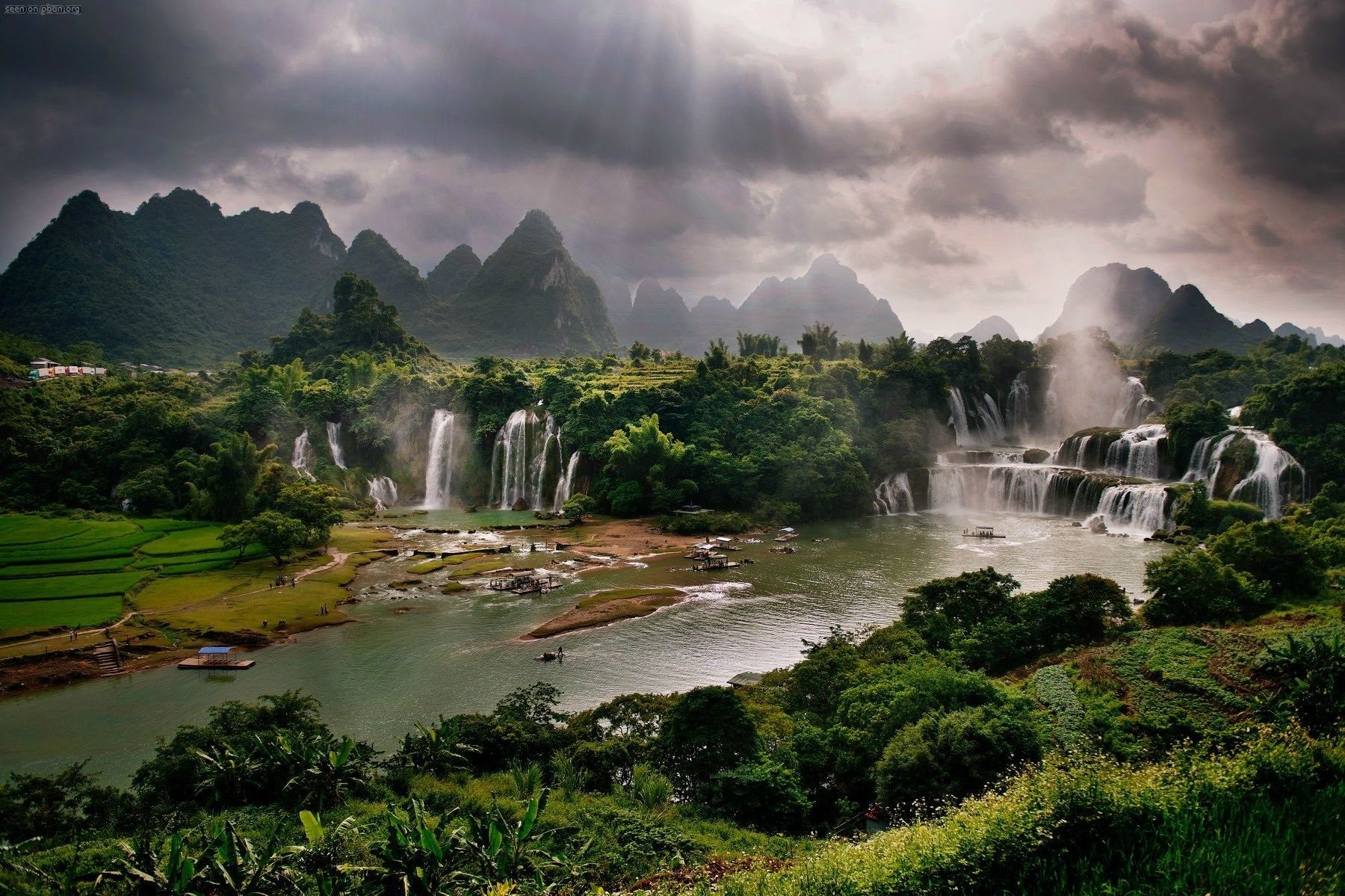 نمای هوایی شاهکار از سرزمین جنگلی با آبشار های متعدد