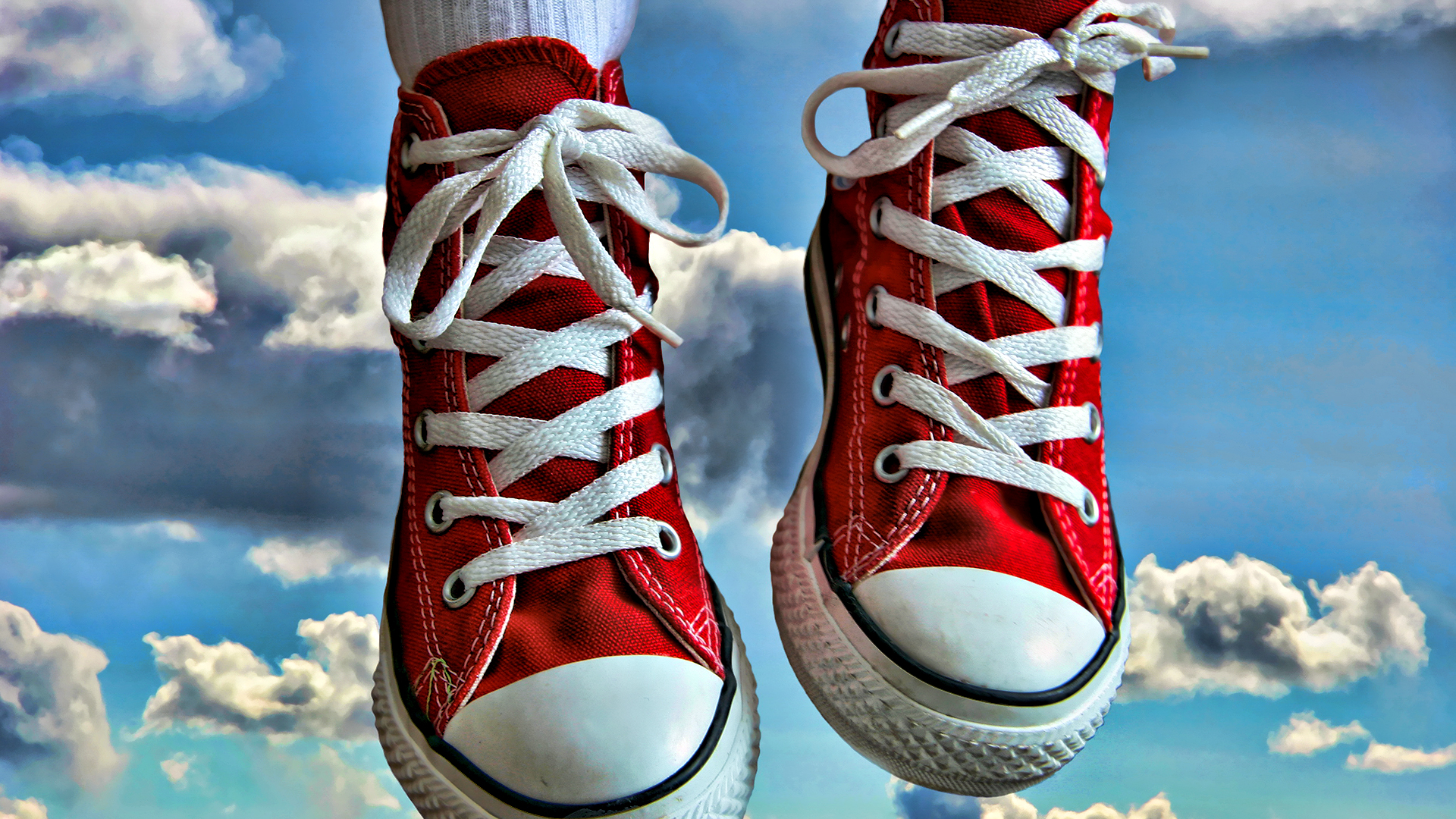عکس خوشگل کفش آل استار قرمز با زمینه آسمان آبی زیبا