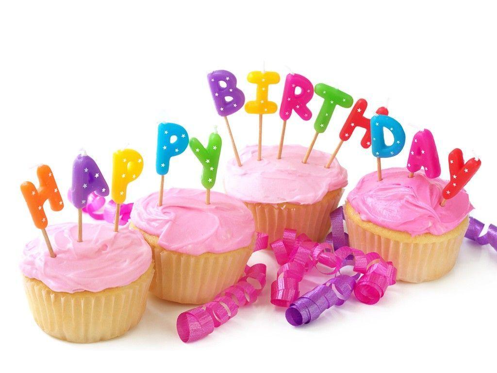 تصویر کاپ کیک های صورتی تولد با تیتر Happy Birthday 