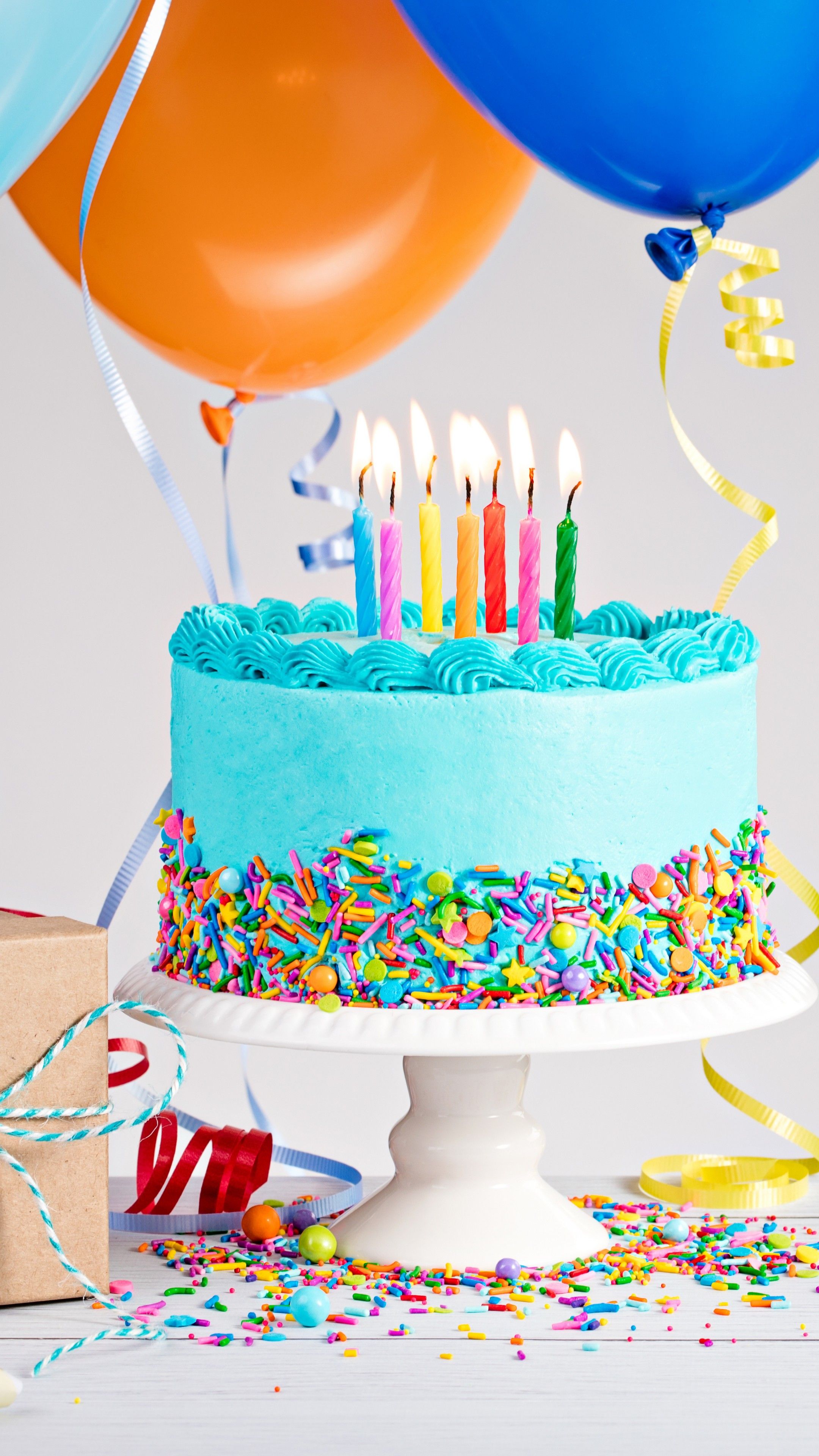 عکس استوک کیک جشن تولد به رنگ آبی دلپذیر با تزئین رنگی