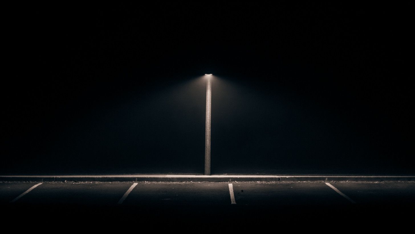 تصویر چراغ روشن در خیابان شب برای پست اینستاگرام 