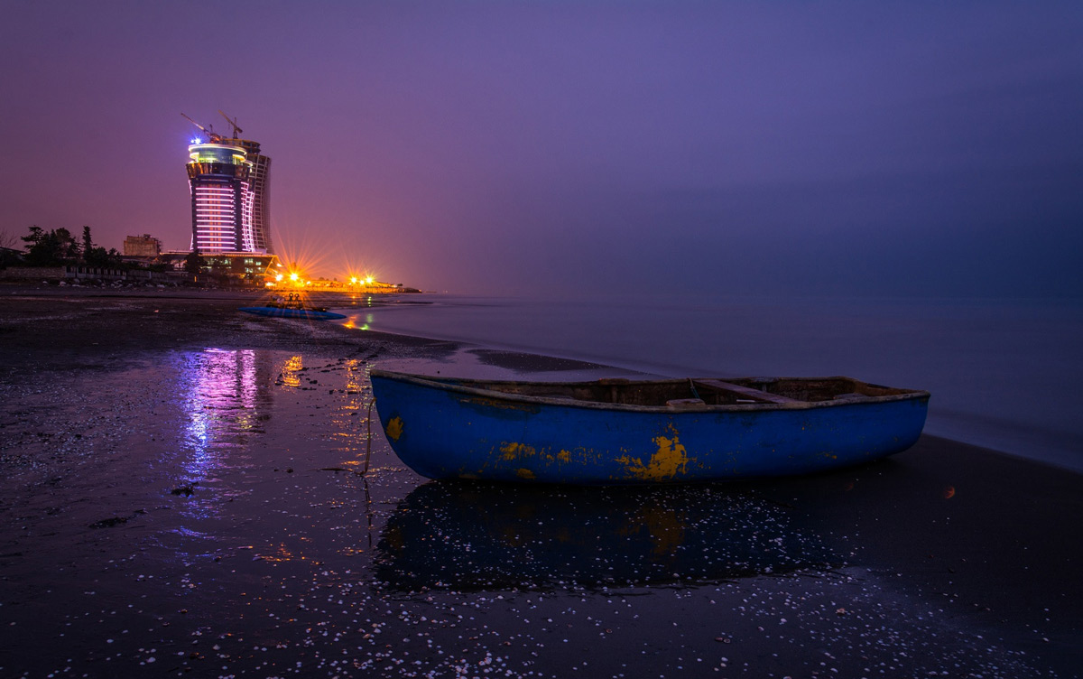 عکس پروفایل شمال ایران لب دریا در شب و قایق چوبی پوسیده