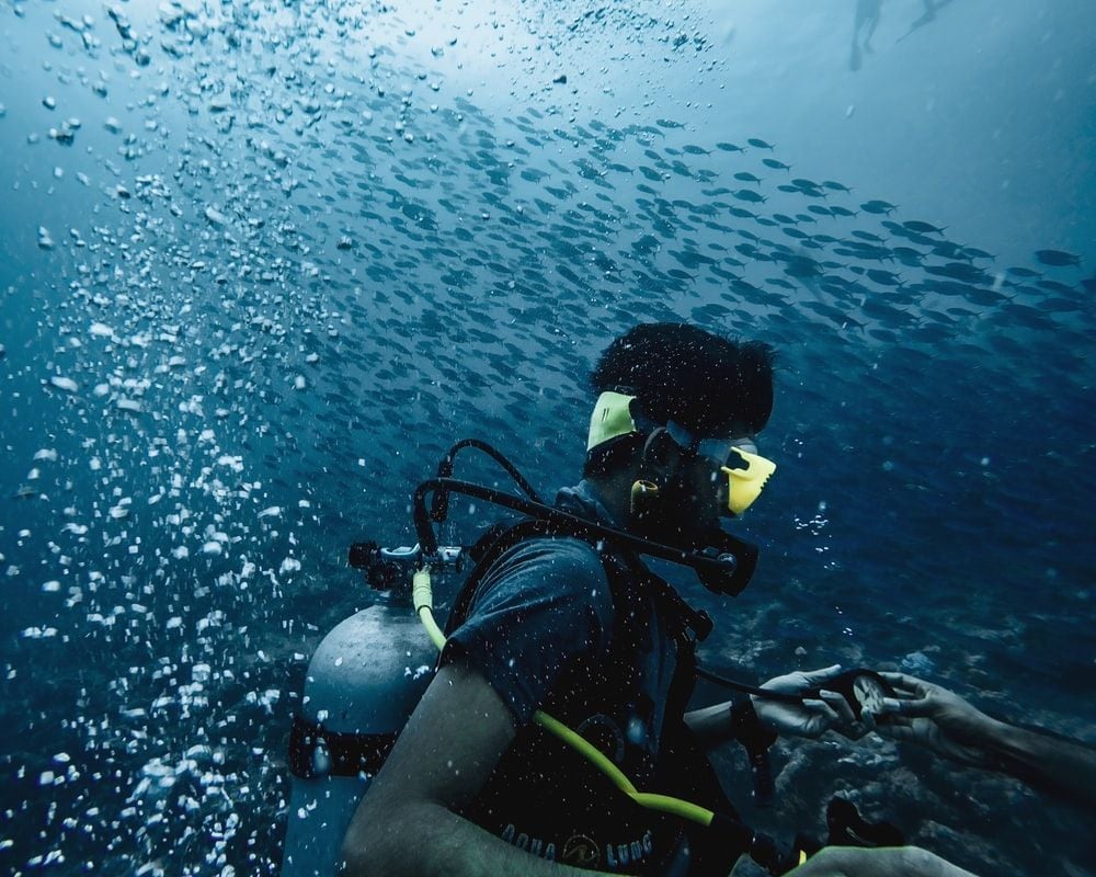 عکس پروفایل غواص ماجراجو زیر آب با کیفیت تماشایی