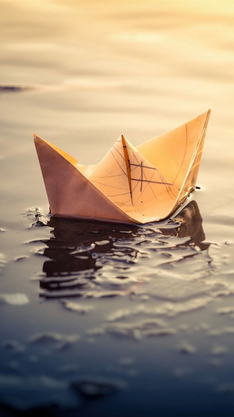 بک گراند قشنگ قایق کاغذی روی آب برای موبایل با کیفیت full hd