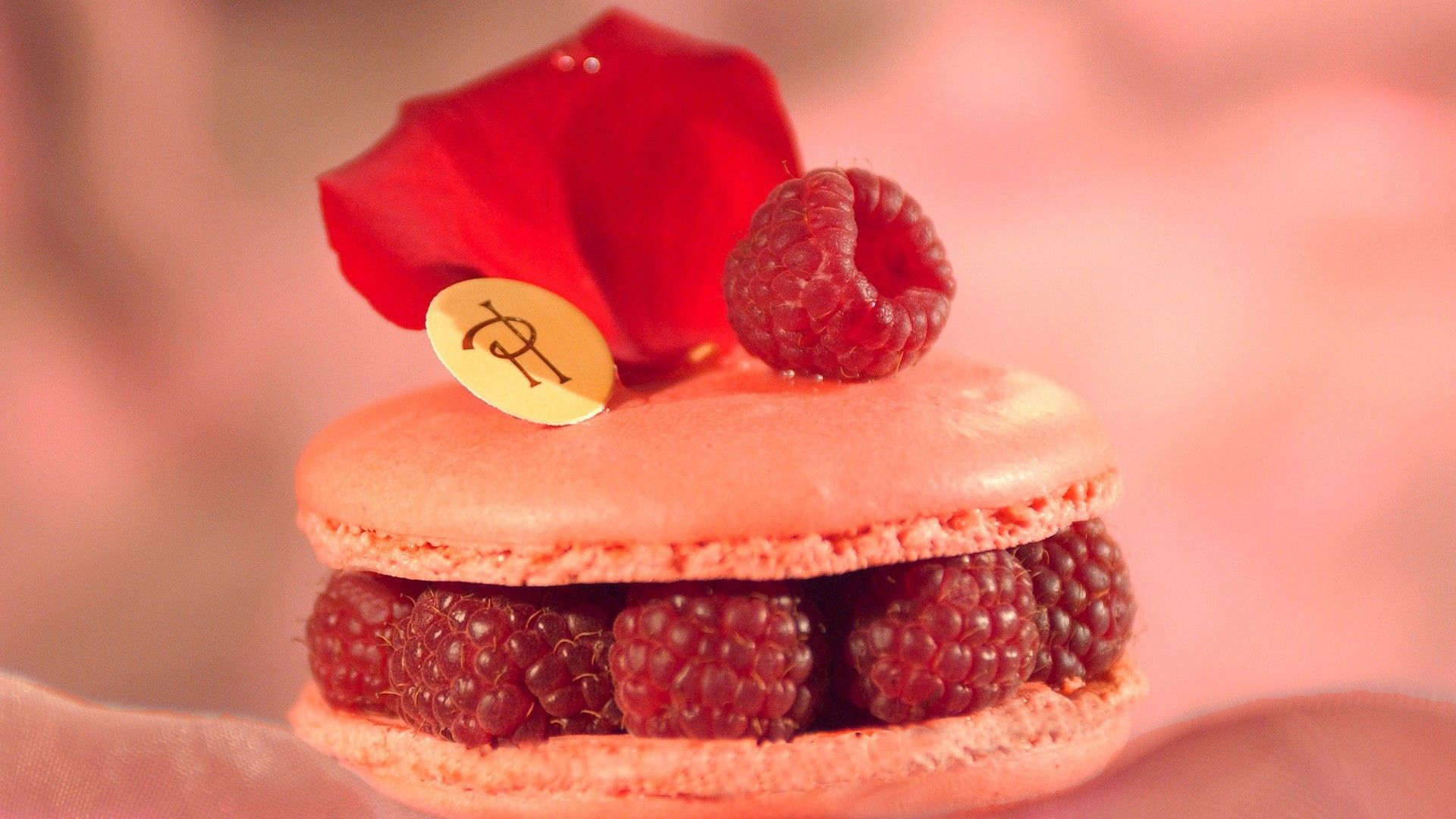 تصویر شیرینی ماکارون لاکچری با ماده وسط شاتوت قرمز زیبا
