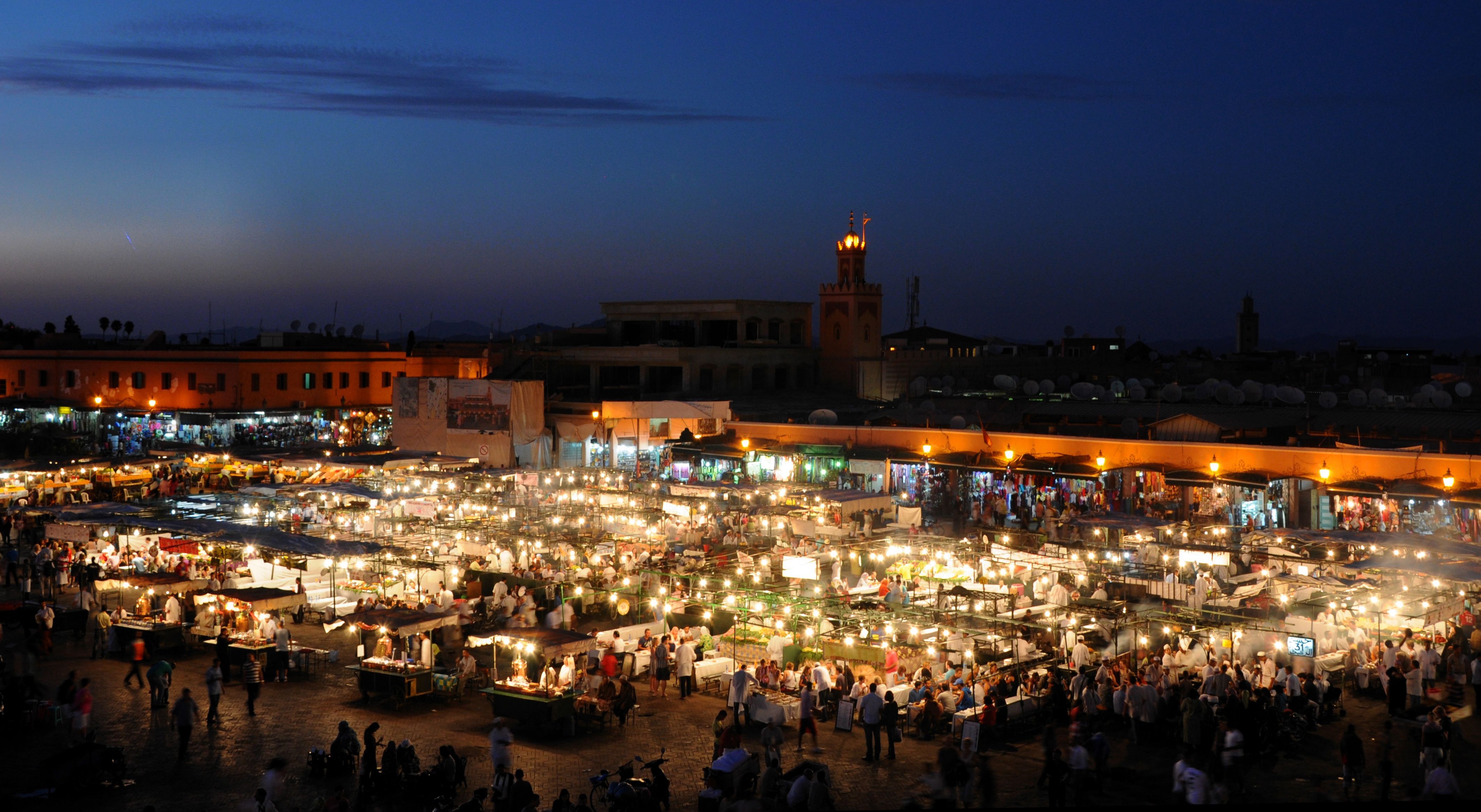 تصویر زمینه انرژی بخش بازار شلوغ مراکش در شب 2023