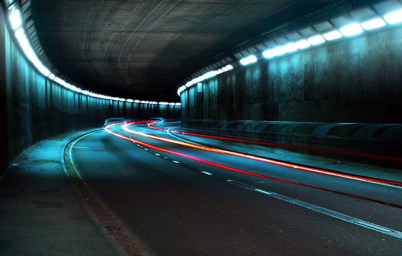 تصویر جالب تونل زیرزمینی مدرن با نورهای رنگی رویایی