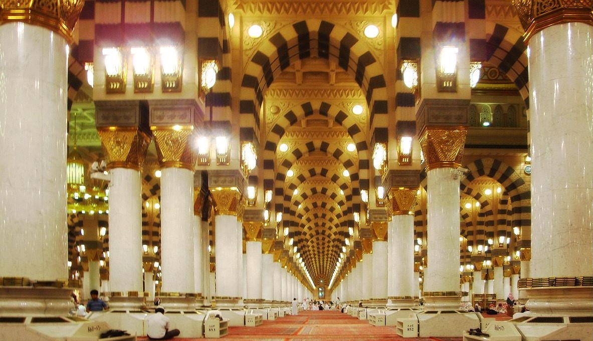 تصویر معماری جالب مسجد النبی با ستون های زیبا