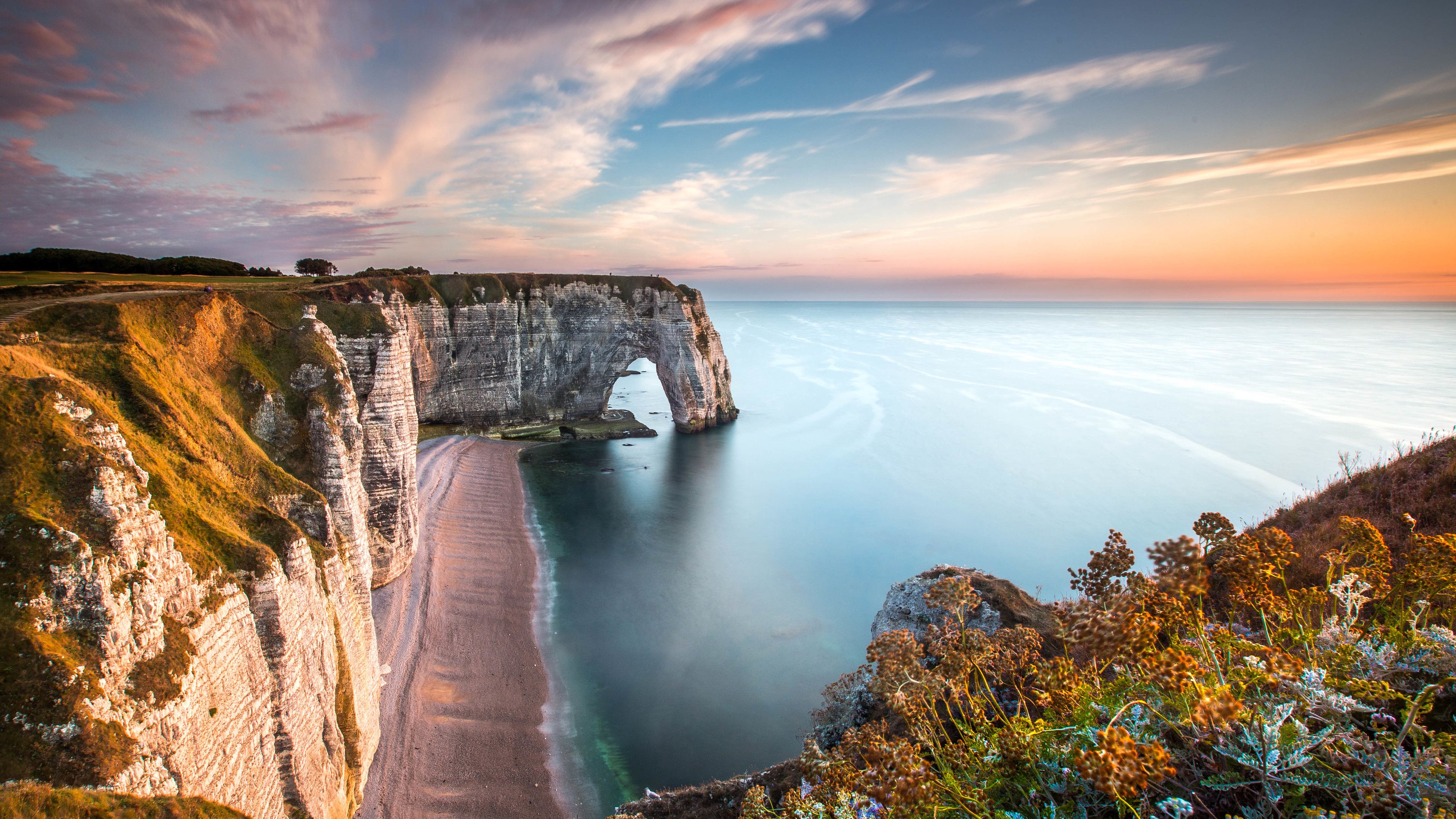 تصویر طبیعت بی‌نظیر کنار دریا در کشور فرانسه مناسب پروفایل 