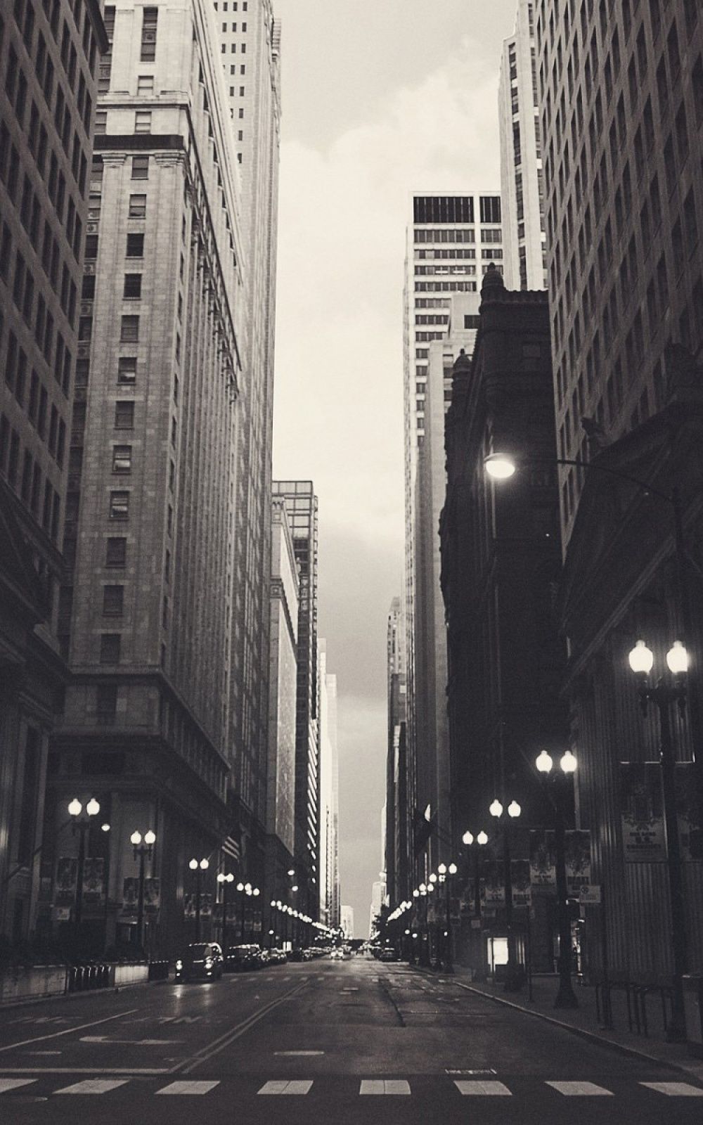 عکس زمینه Full HD سیاه و سفید از کلان شهر شلوغ