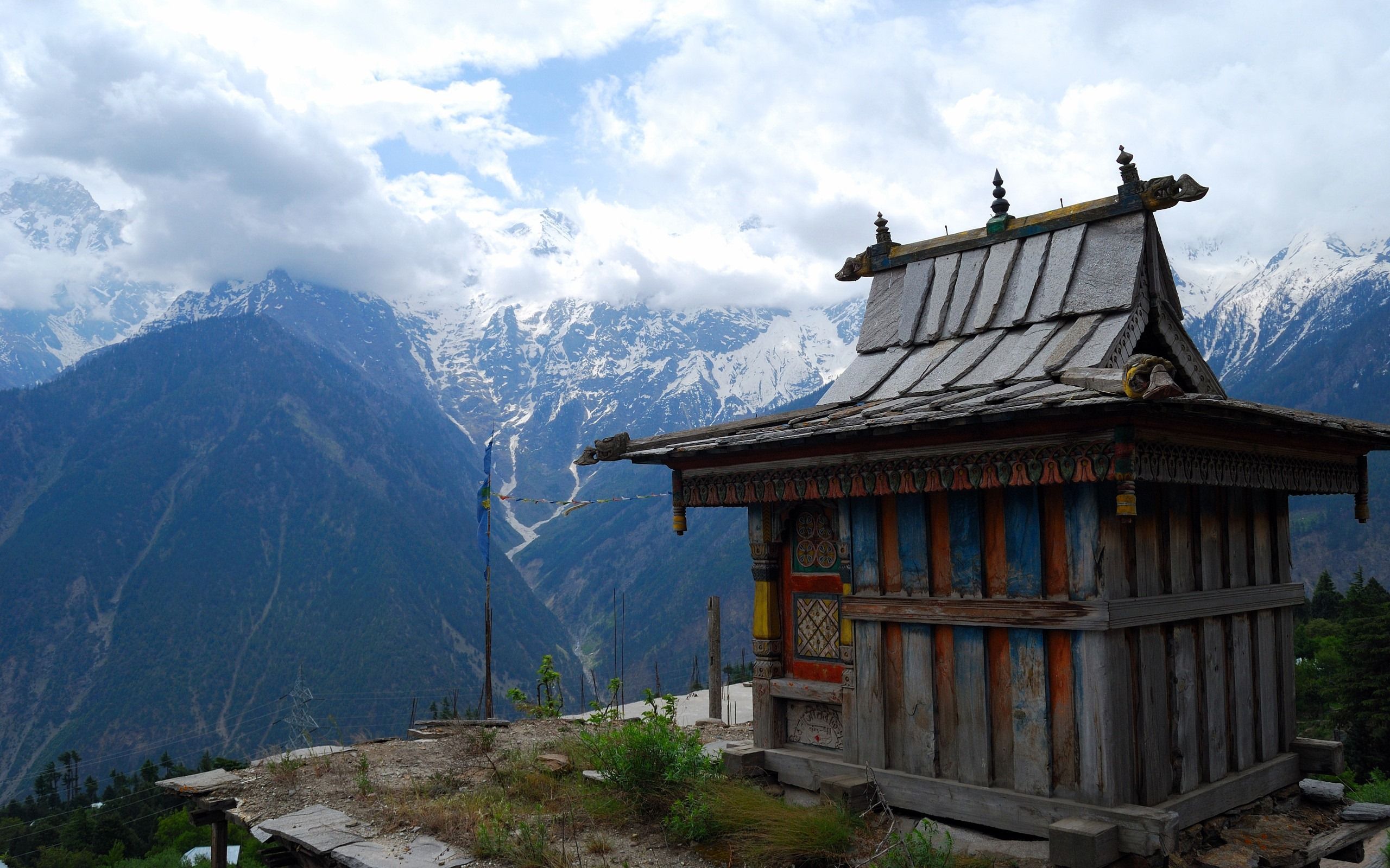 نمای معبد کوچک و چوبی در ارتفاعات تماشایی شهر تبت	