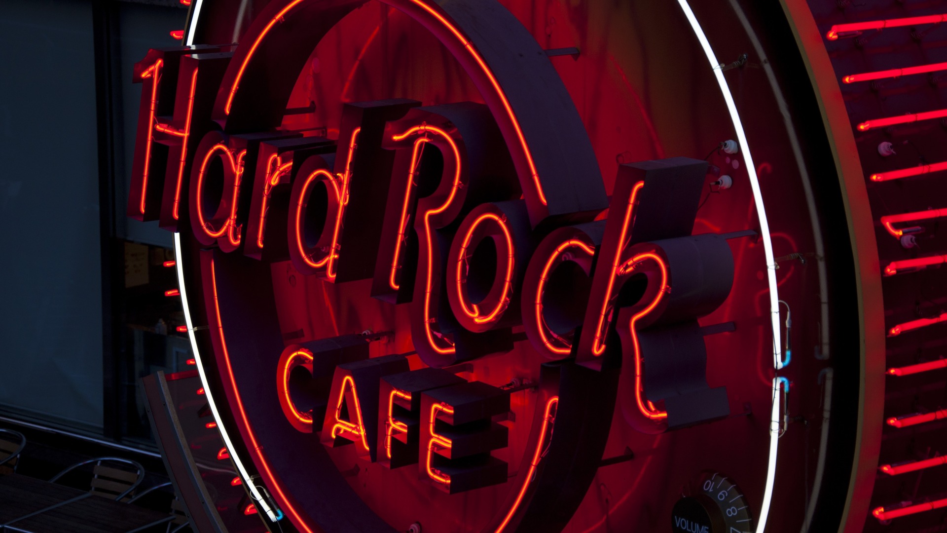 صفحه زمینه مک با تیتر Hard Rock Cafe قرمز رنگ