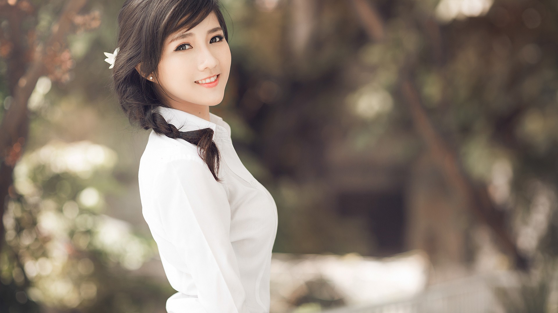 عکس دختر کره ای خوشگل مو مشکی با لبخند کیوت و پیراهن سفید