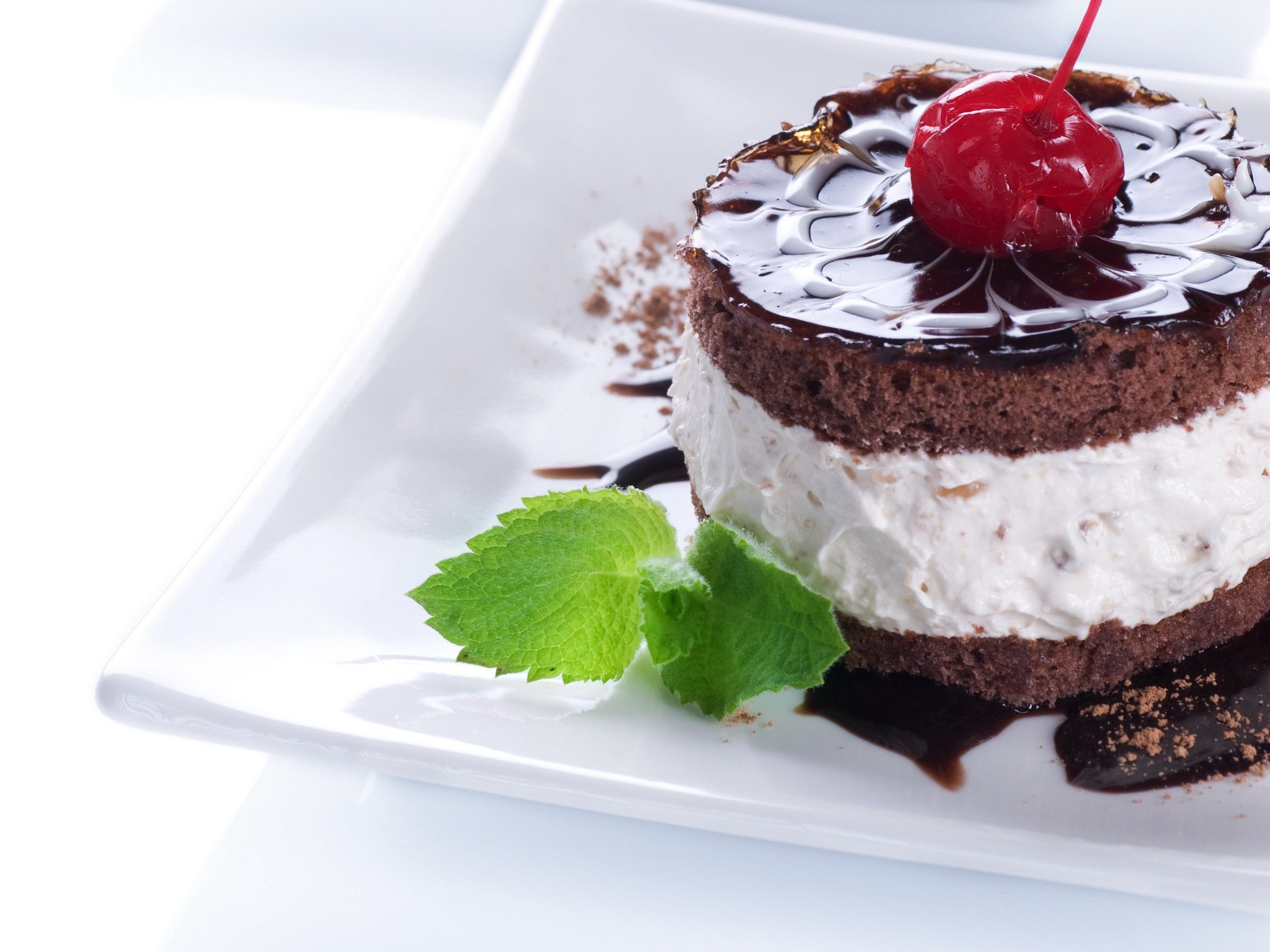 دسر وانیلی شکلاتی لاکچری چند لایه برای ایده مهمانی