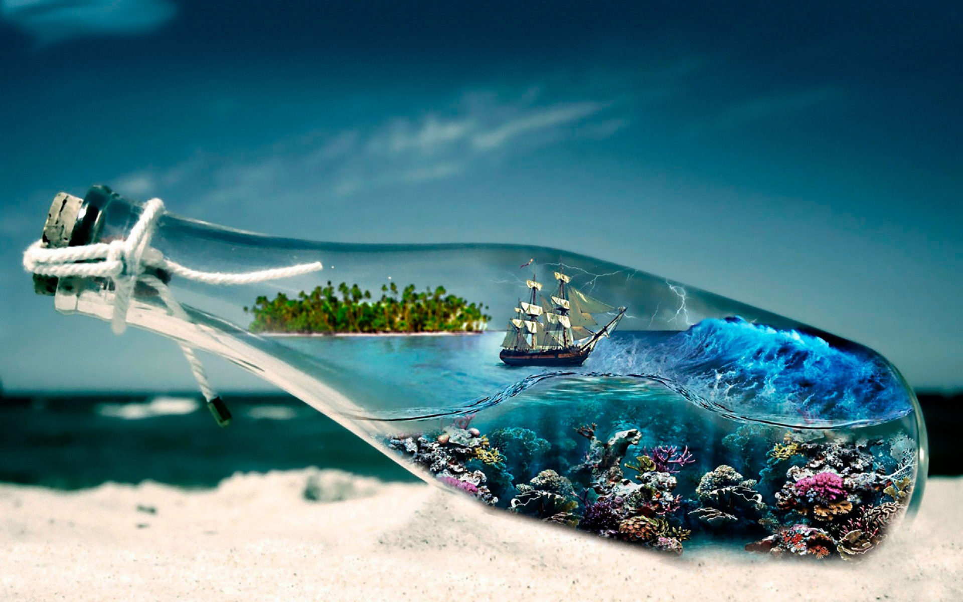 بک گراند دریا کوچک حیرت آور درون بطری شیشه ای در ساحل دریا
