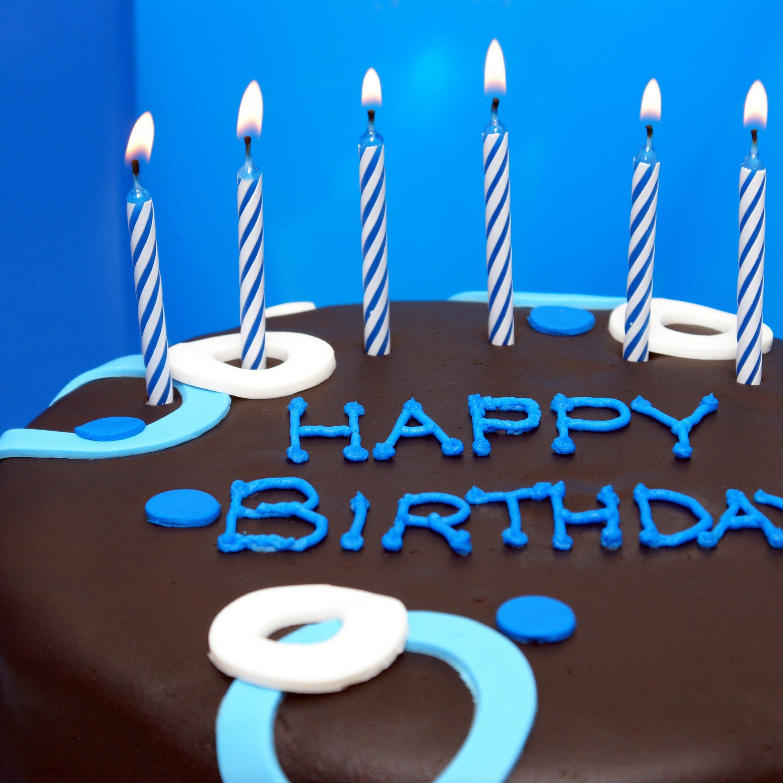 کیک تولد شکلاتی با تزئین شمع آبی برای پروفایل پسرانه 2023