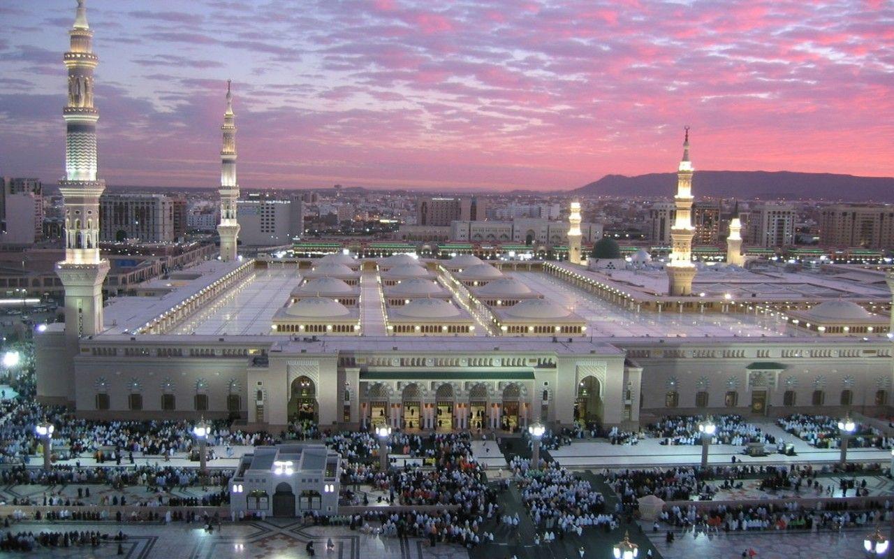 بک گراند دیدنی از مسجد النبی زیر آسمان شکوهمند