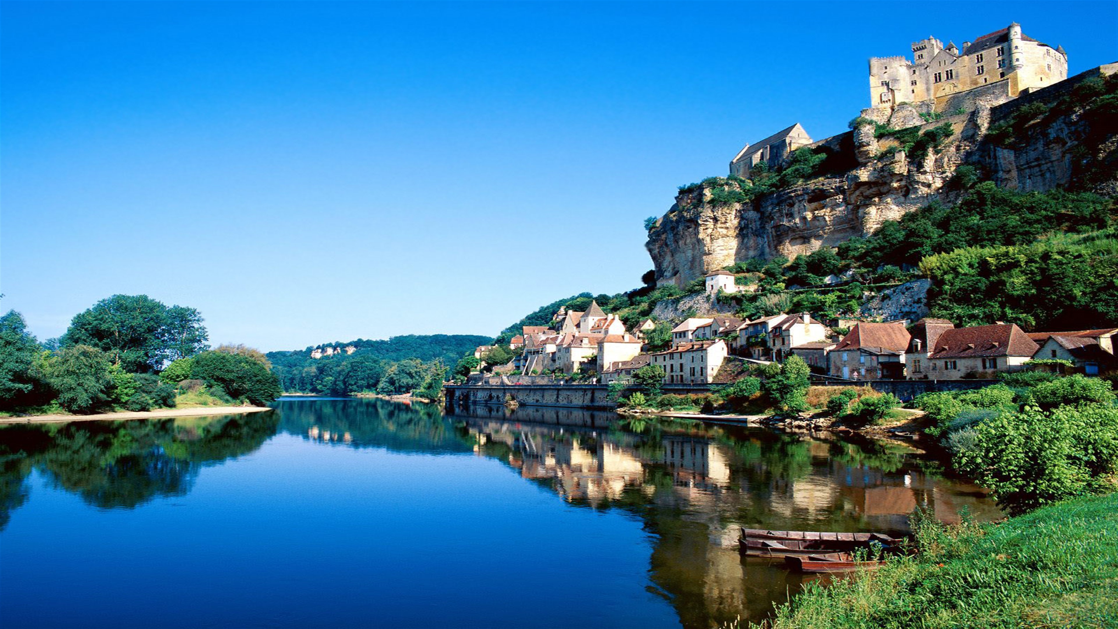 عکس طبیعت بکر حاشیه دریاچه در فرانسه برای سایت گردشگری